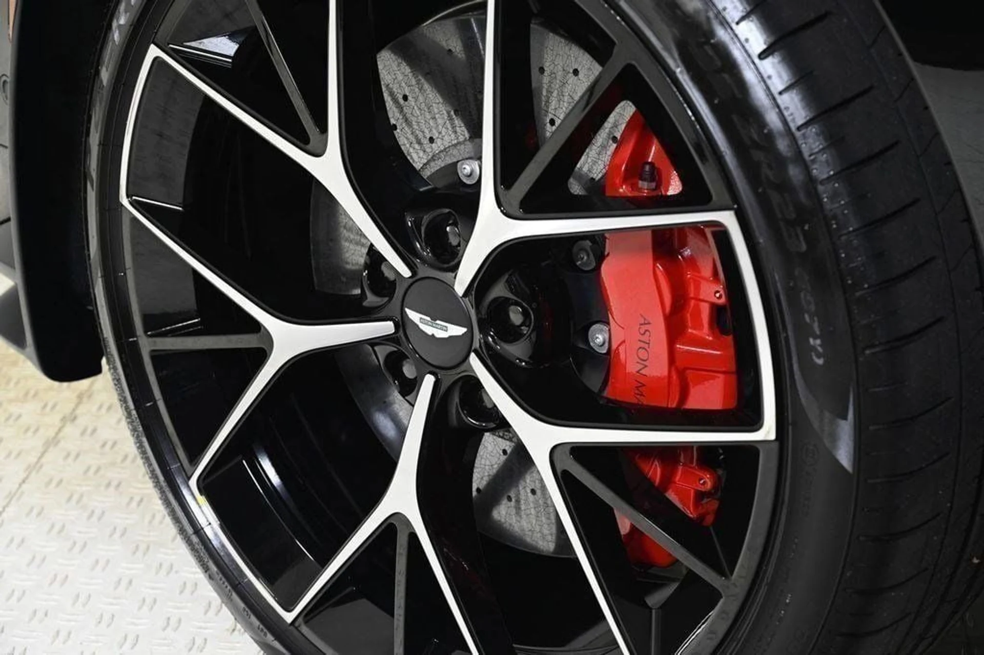 mph029_3459605751_new_2025_aston_martin_dbx_707awd_11350_22854625_29_1024_01a63e13ca