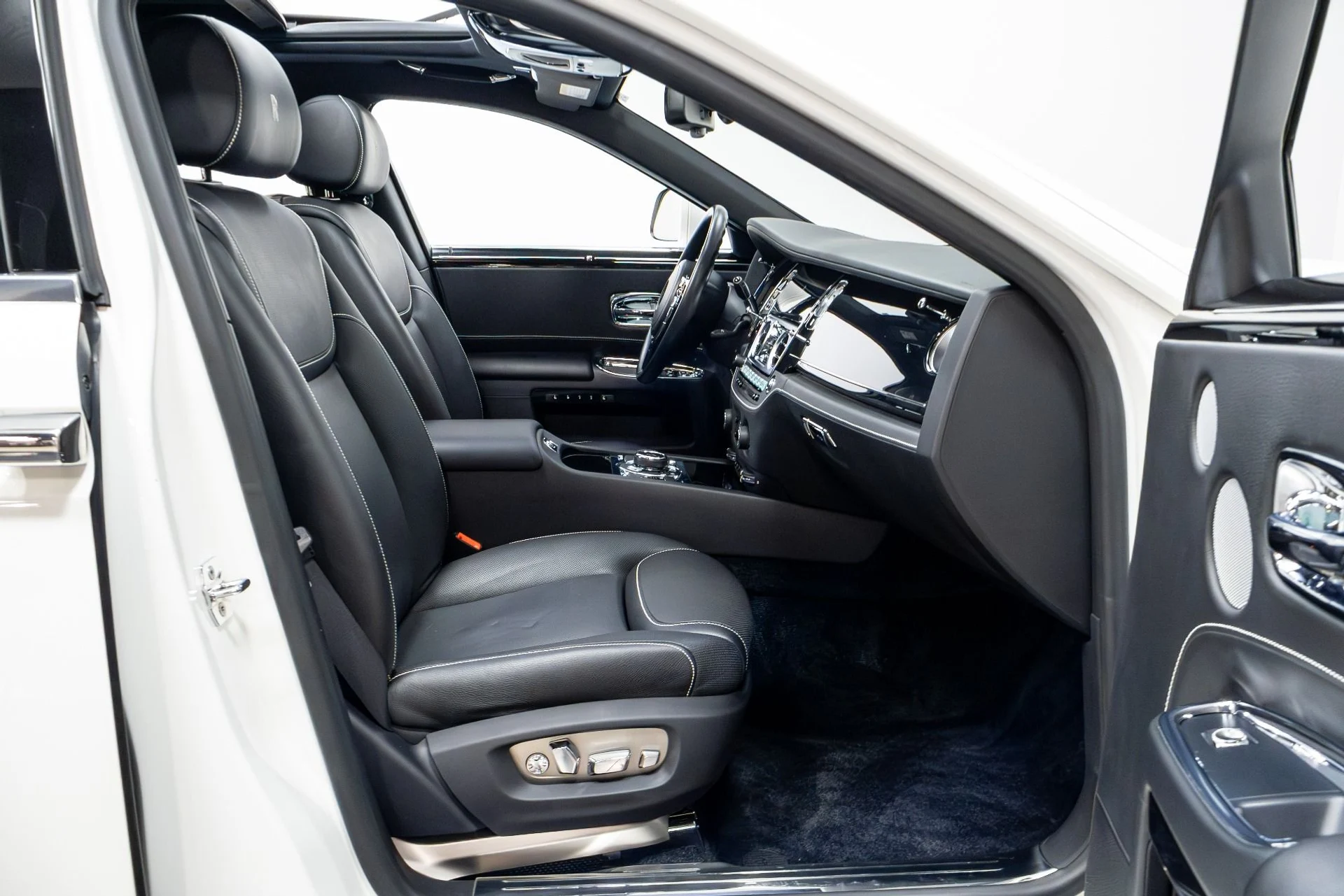 mph029_3461277556_Used_2016_Rolls_Royce_Ghost_1775019332_7b59dc1d8b