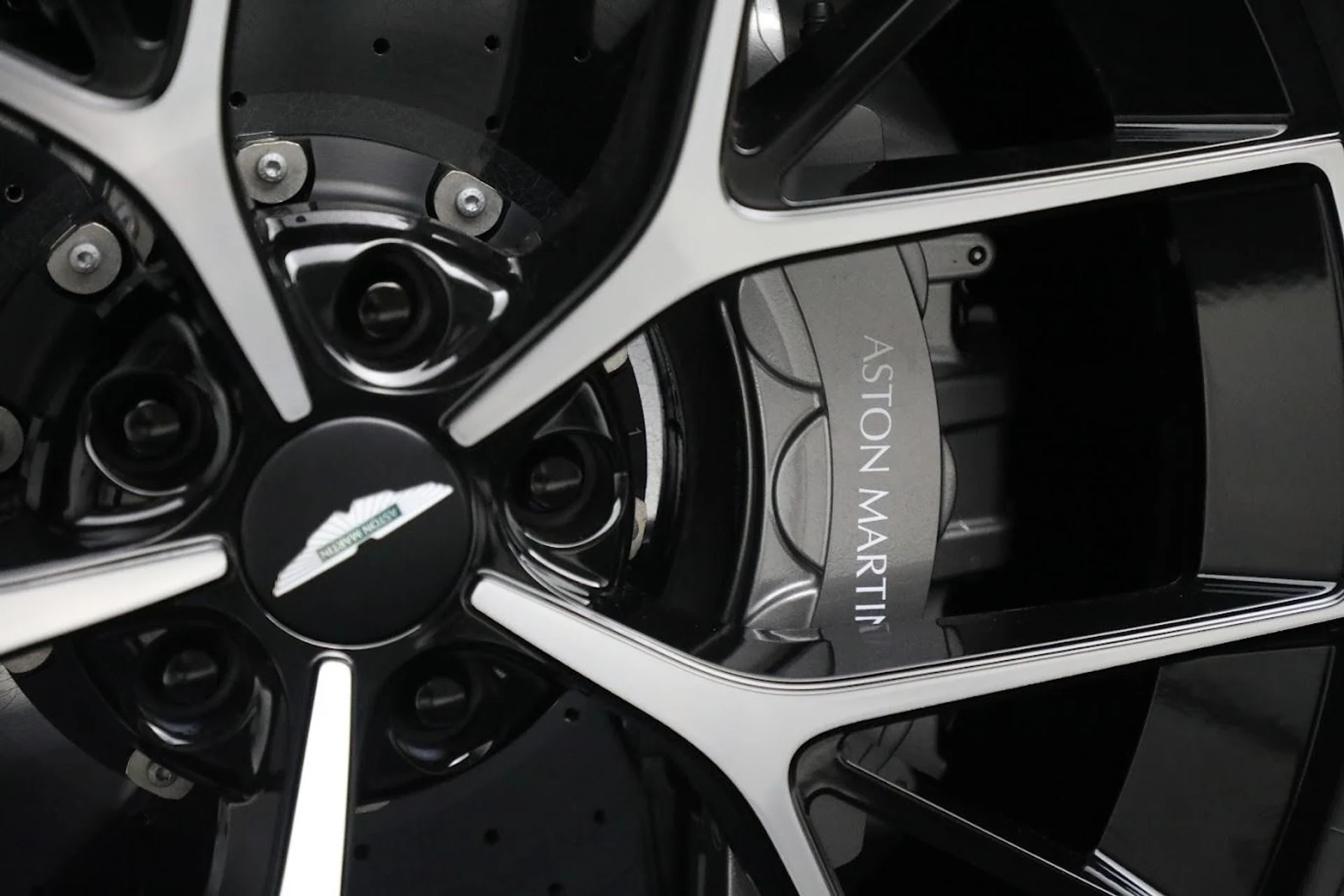 mph029_3478825943_New_2025_Aston_Martin_DBX_707_b4e2783a5b