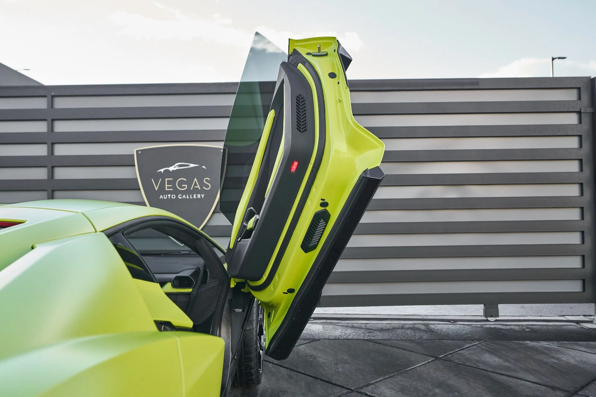 mph029_3550441372_Used_2024_Lamborghini_Revuelto_1763604724_15507b2c5f