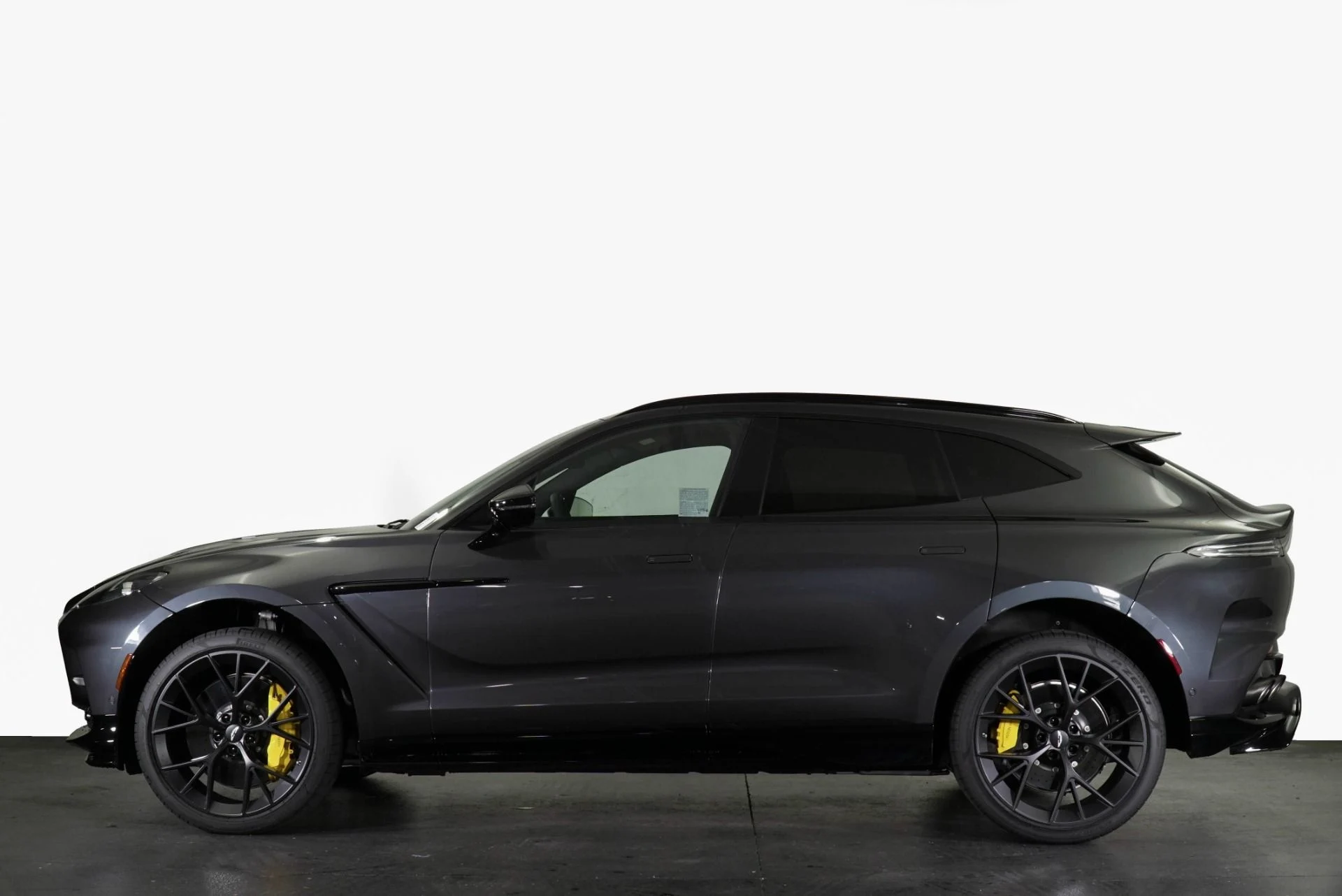 mph029_3558275821_New_2026_Aston_Martin_DBX_707_1771009088_708ecbc692