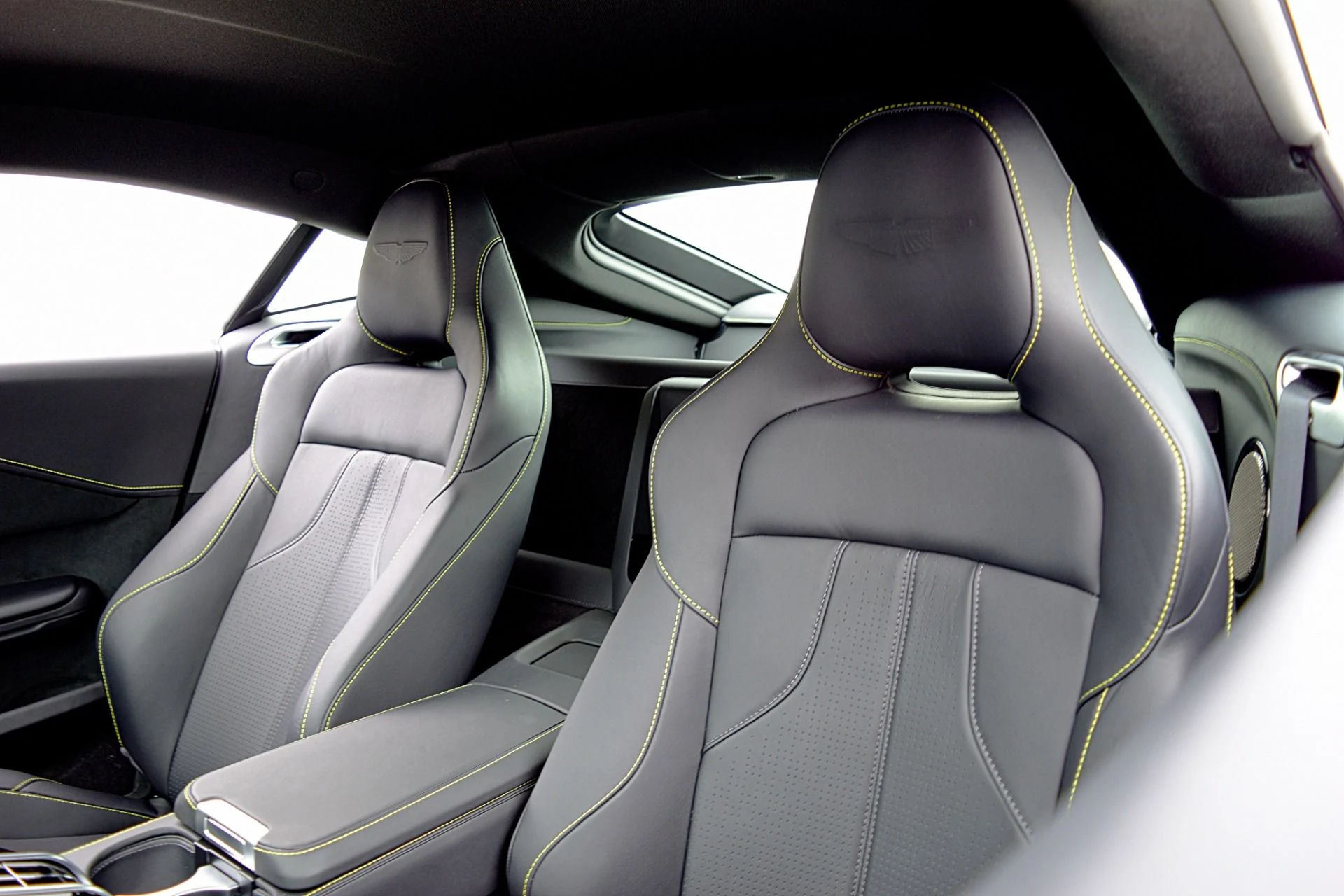 mph029_3569995051_New_2026_Aston_Martin_Vantage_Coupe_20f6ab391a