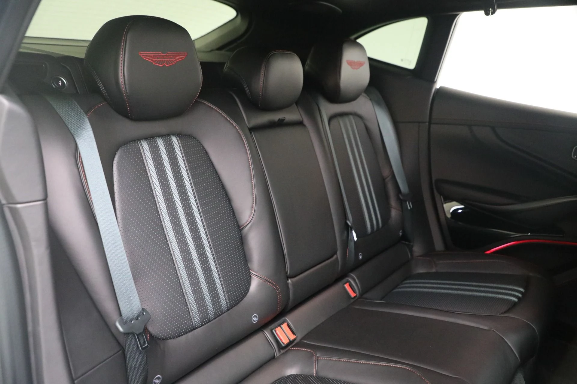 mph029_3593591884_New_2026_Aston_Martin_DBX_707_1768320849_0632d9bb49