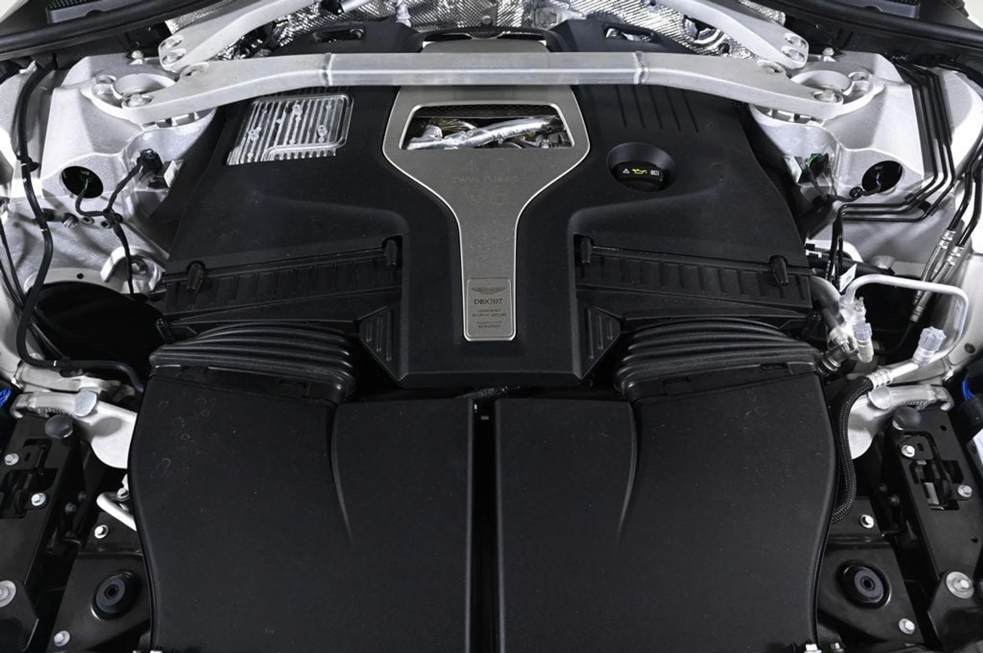 mph029_3668504500_used_2025_aston_martin_dbx_707_11350_22917533_29_1024_106ef68b81