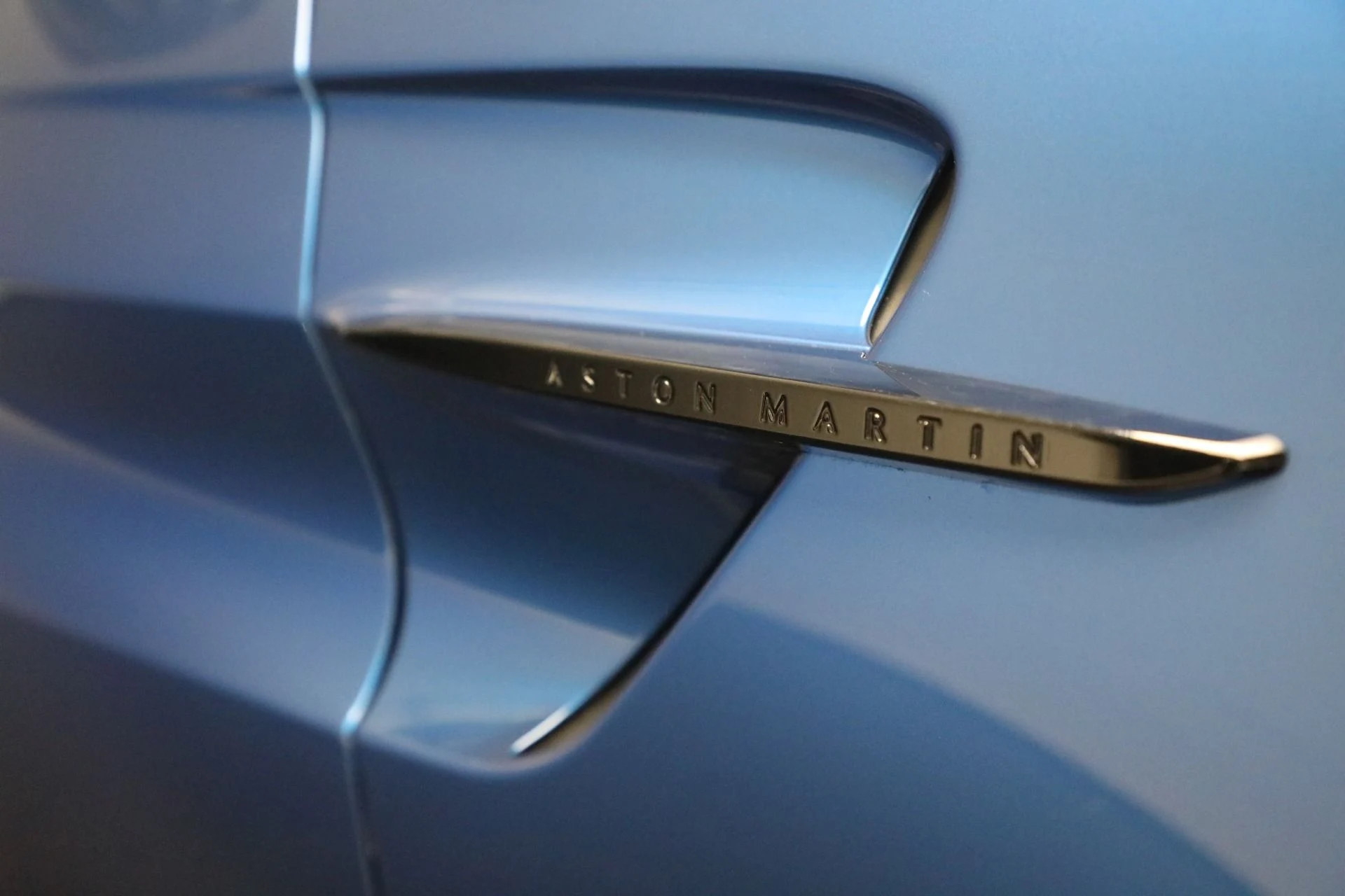 mph029_3673361699_Used_2025_Aston_Martin_Vantage_1744376582_1a0be5cbb4