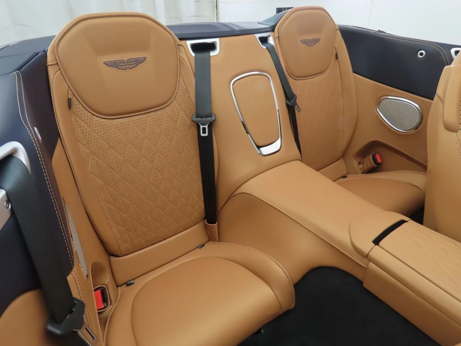 mph029_3718682976_used_2026_aston_martin_db12_volante_8119_23037586_30_1024_2ed88aa917