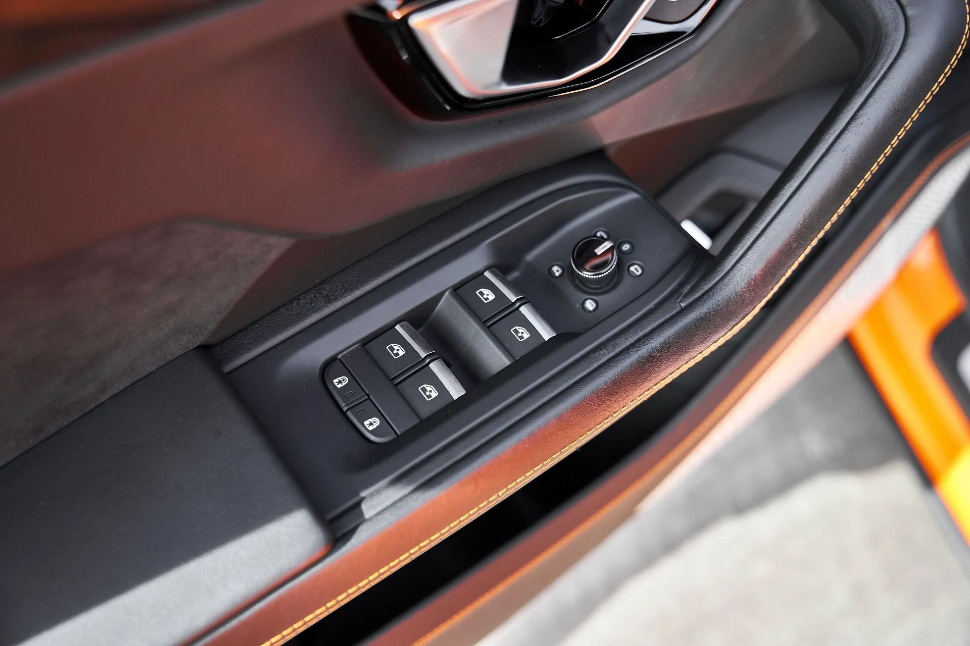 mph029_3723147323_Used_2022_Lamborghini_Urus_1766457382_7ae58cc916