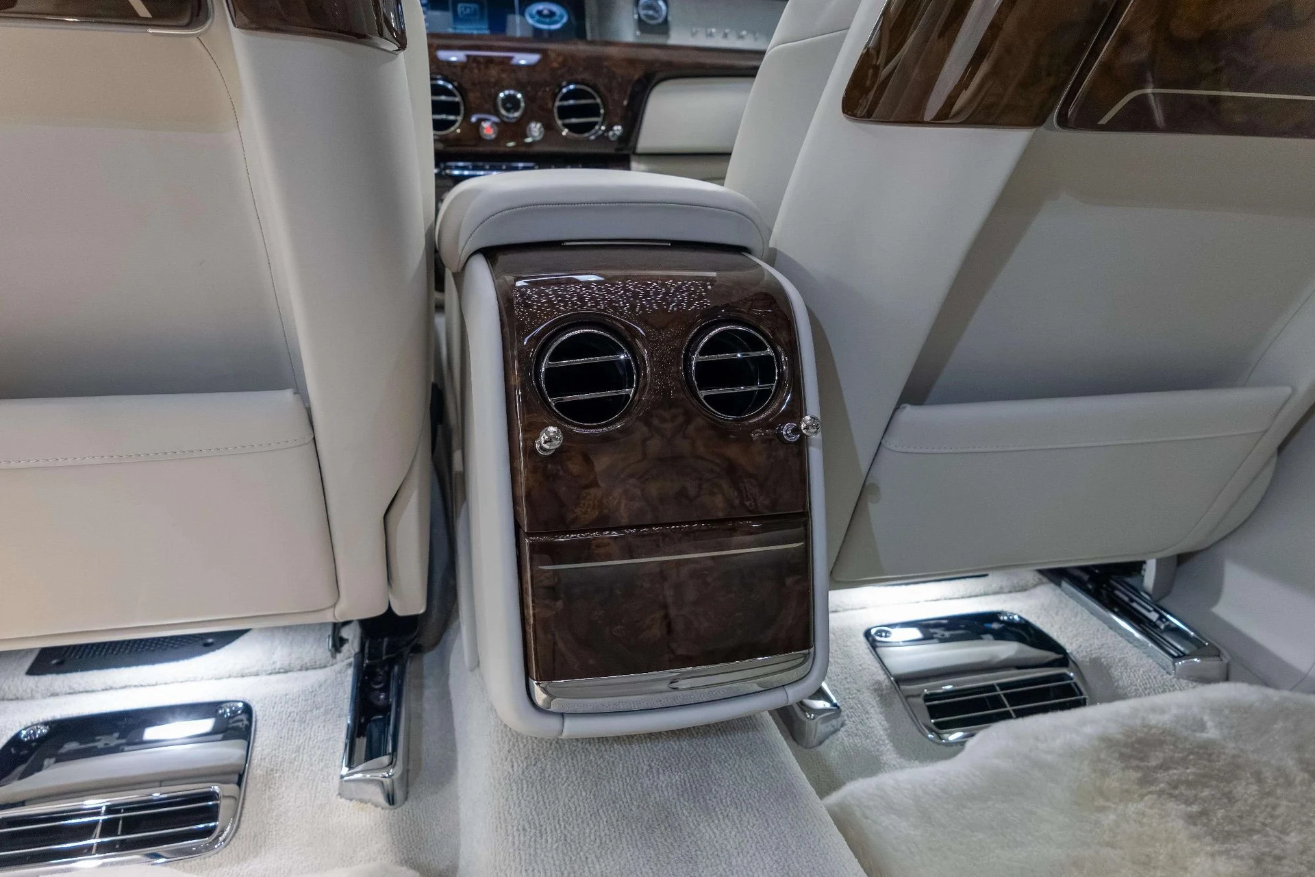 mph029_3724187547_0cd54e6f_741b_466e_b7ca_4c2d1d25f8b6_202420_Rolls_Royce20_Phantom20_Extended20_Wheelbase2028_SCATT_8_C02_RU_22331429_29_9a2f026630