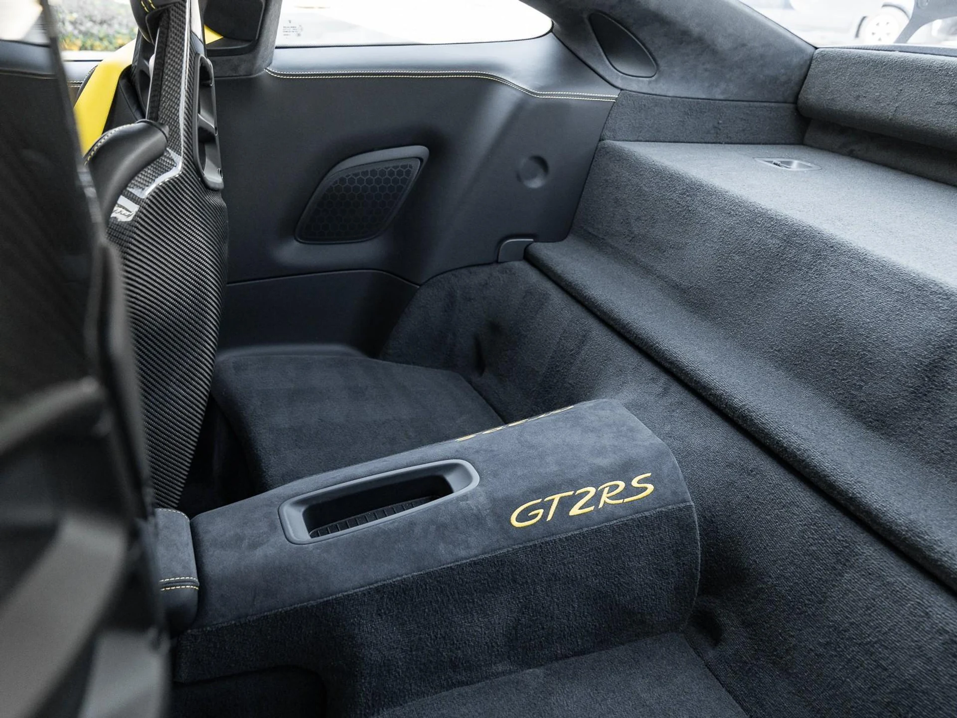 mph029_3753349792_Used_2018_Porsche_911_GT_2_RS_1763589958_9922b6fae4