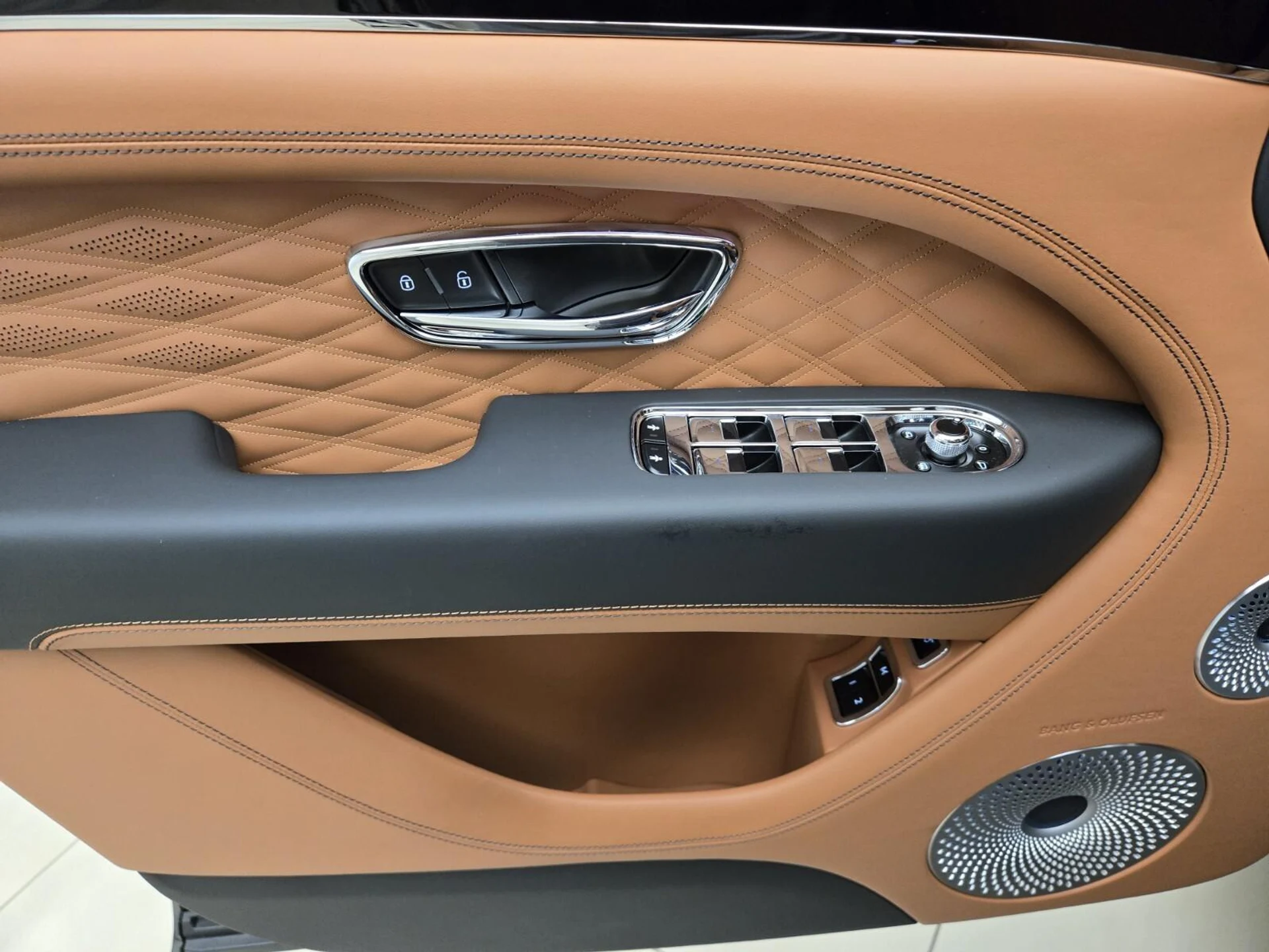 mph029_3768483434_Used_2024_Bentley_Bentayga_V8_1743763220_e74d1b3d3c