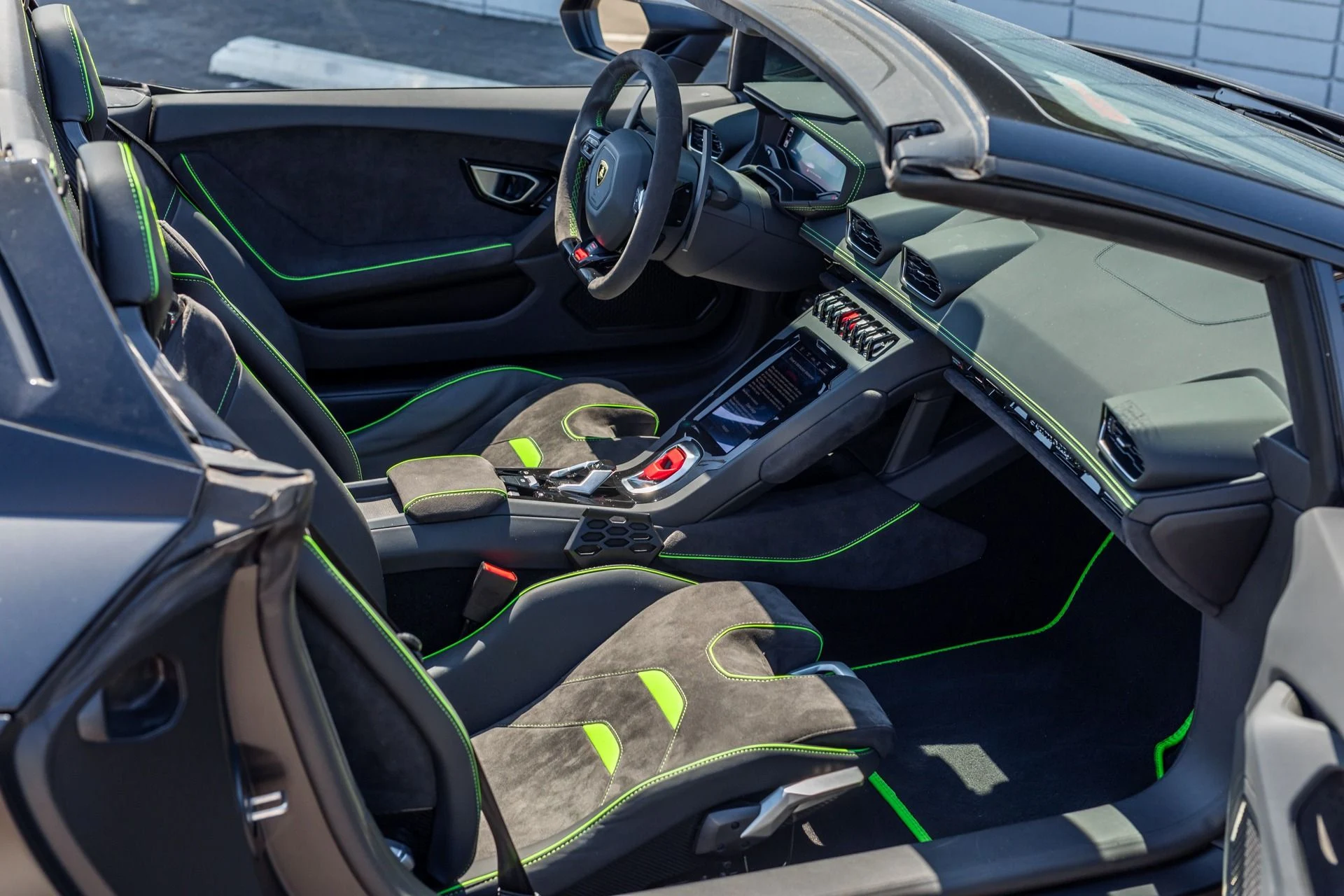 mph029_3780749596_Used_2024_Lamborghini_Huracan_EVO_Spyder_1744314386_3a8e5ce1d5