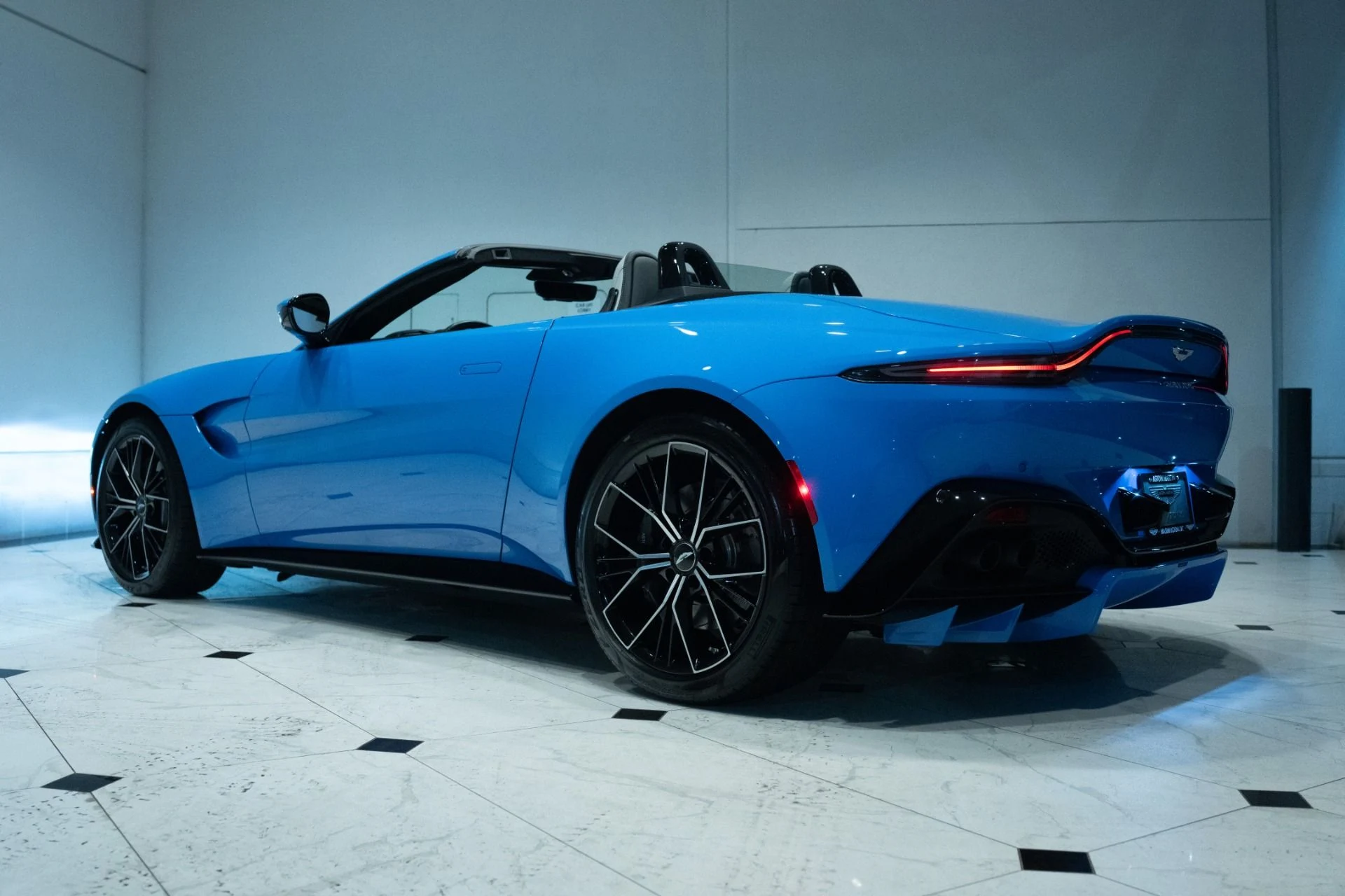 mph029_3796460274_Used_2021_Aston_Martin_Vantage_1790591404_16b28a25fc