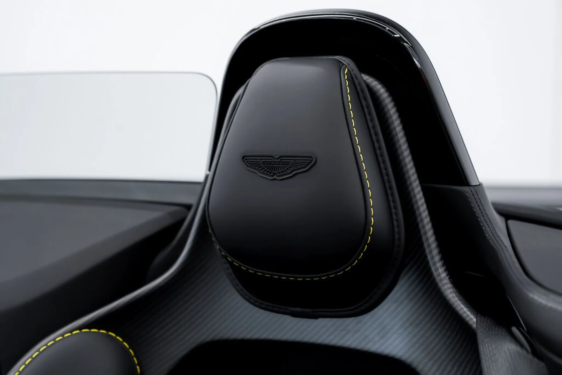 mph029_3848146539_aston_martin_vantage_2023_jpg_v_1758918548_2f1c25bf38
