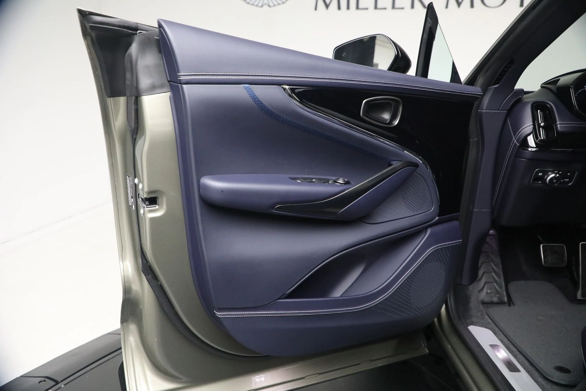 mph029_3861693_New_2026_Aston_Martin_DBX_707_1767992936_d74c3371ae