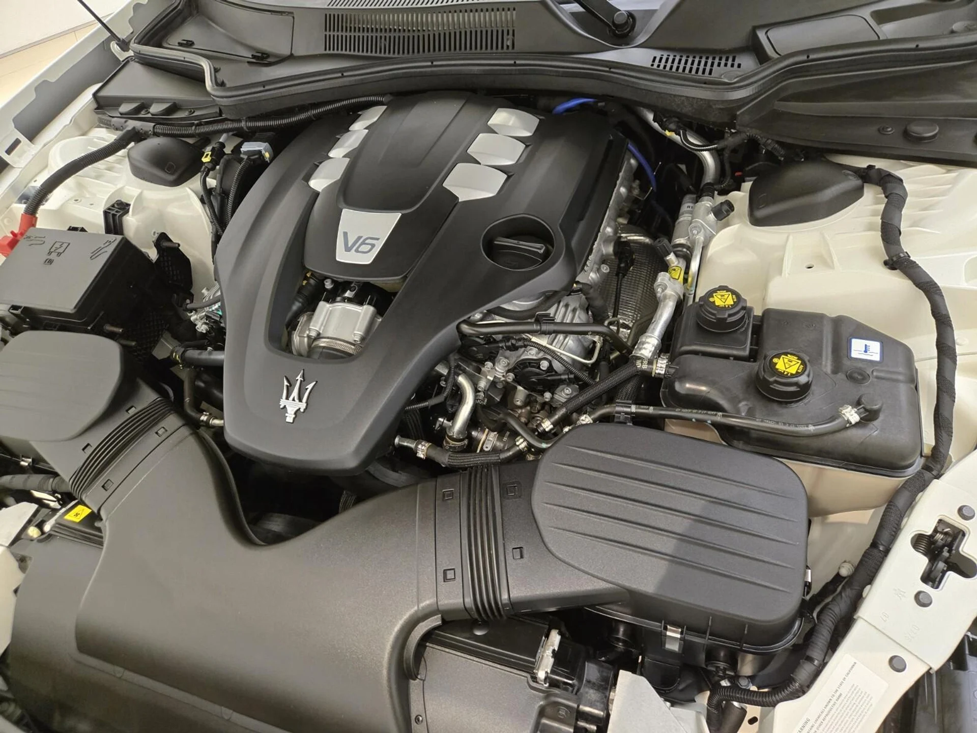 mph029_3867109330_Used_2018_Maserati_Ghibli_1763108838_997373d56a