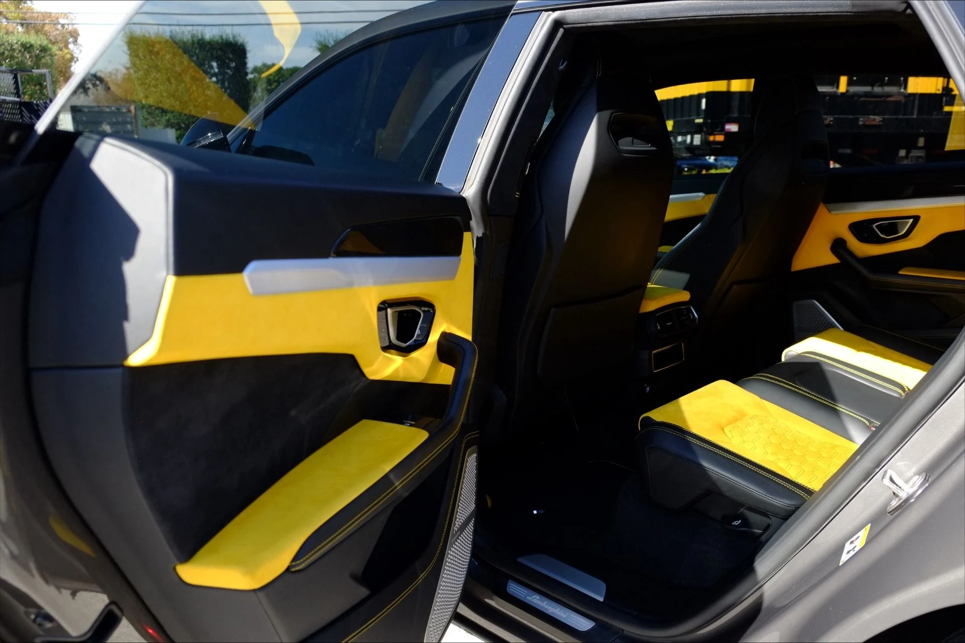 mph029_3941935761_Used_2021_Lamborghini_Urus_1776122308_7fca8bf213