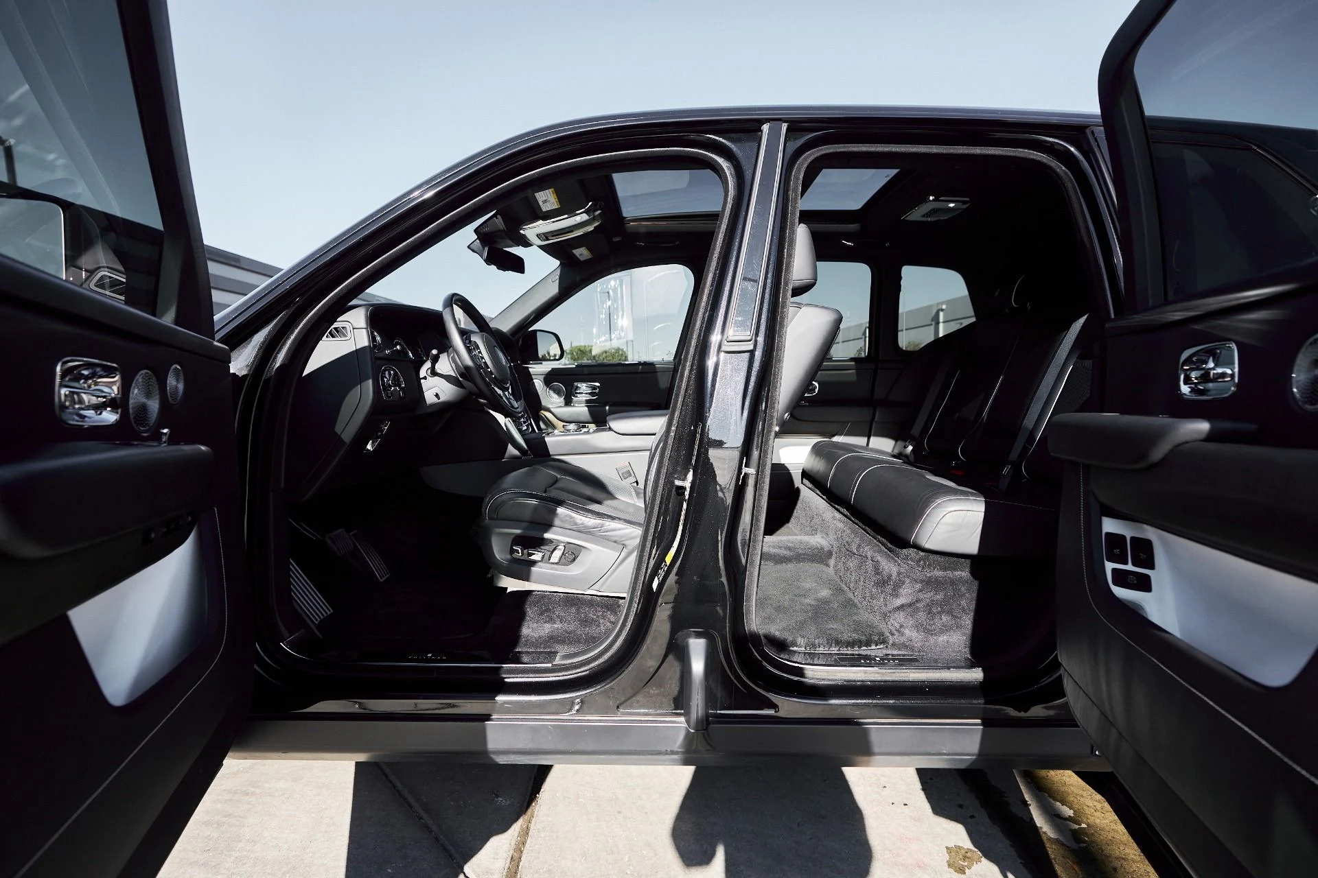 mph029_3945620549_Used_2019_Rolls_Royce_Cullinan_Base_1764382683_2eada7b088