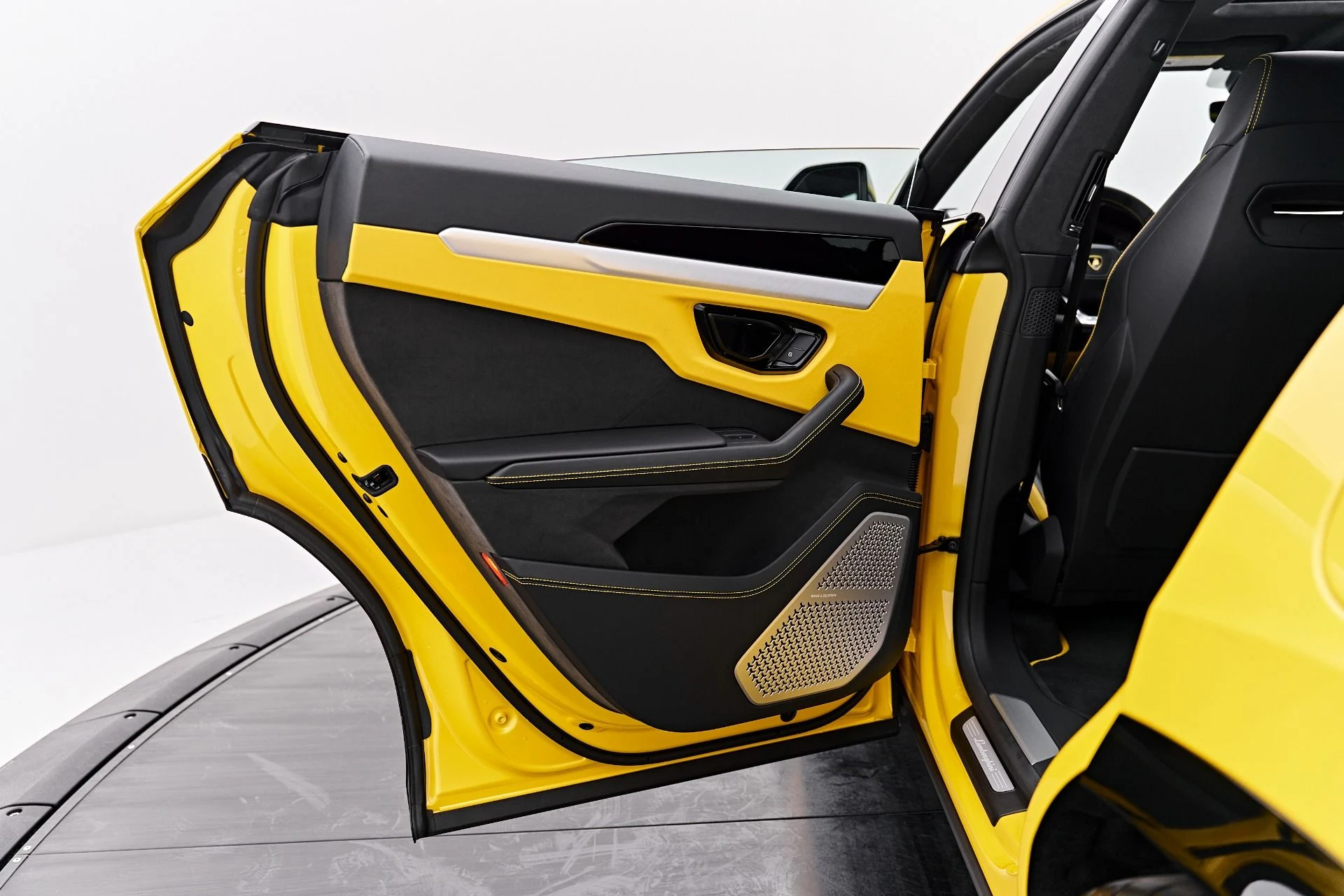 mph029_4003868328_Used_2025_Lamborghini_Urus_SE_1788049890_74bb50279f