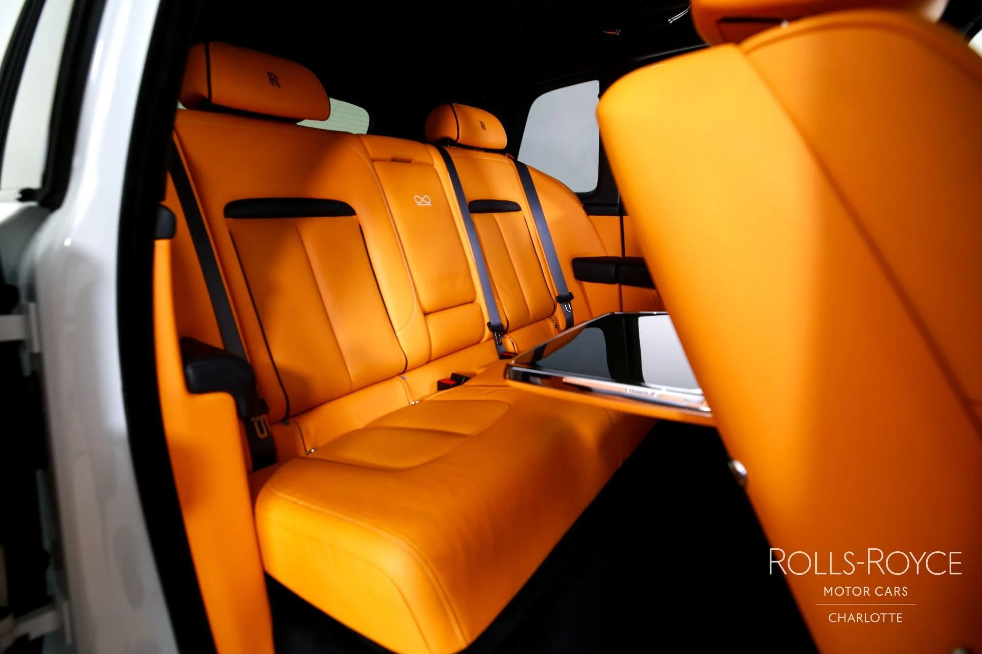 mph029_4004204877_Used_2022_Rolls_Royce_Black_Badge_Cullinan_1764197182_f01d98f892