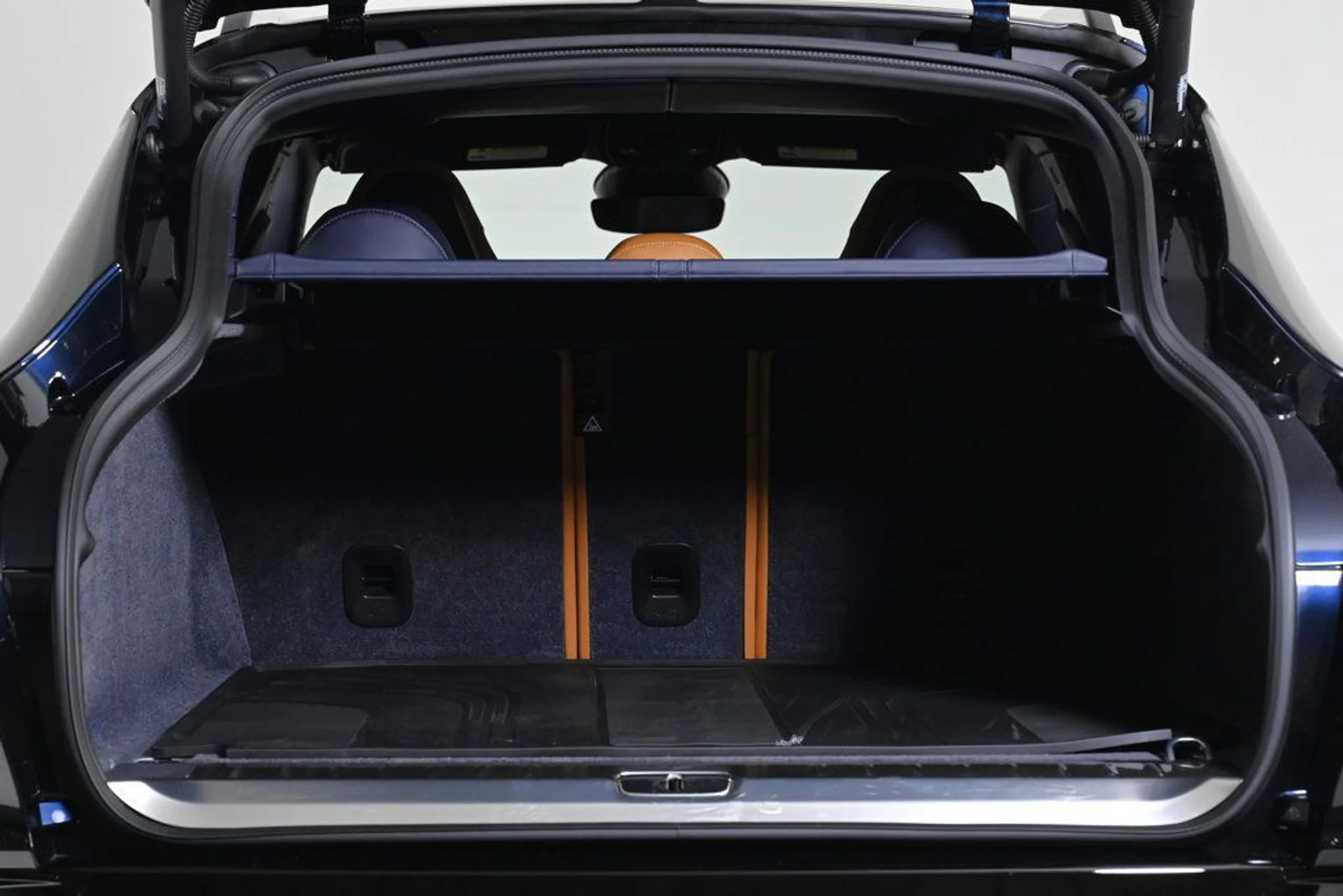 mph029_4032908123_new_2025_aston_martin_dbx_707awd_11350_22933644_29_1024_e645176815