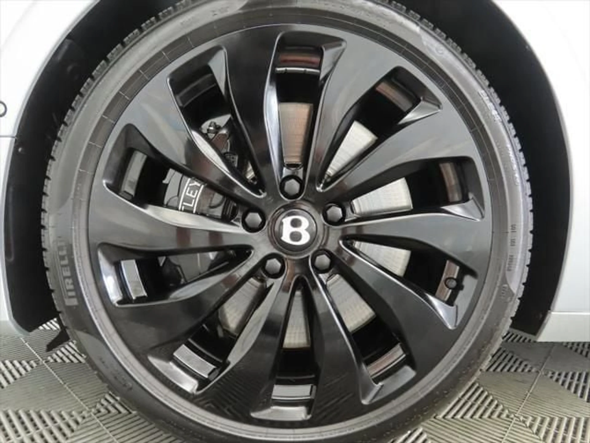 mph029_403754750_used_2025_bentley_flying_spur_blackeditionsedan_8119_23021249_30_640_5037959ac9
