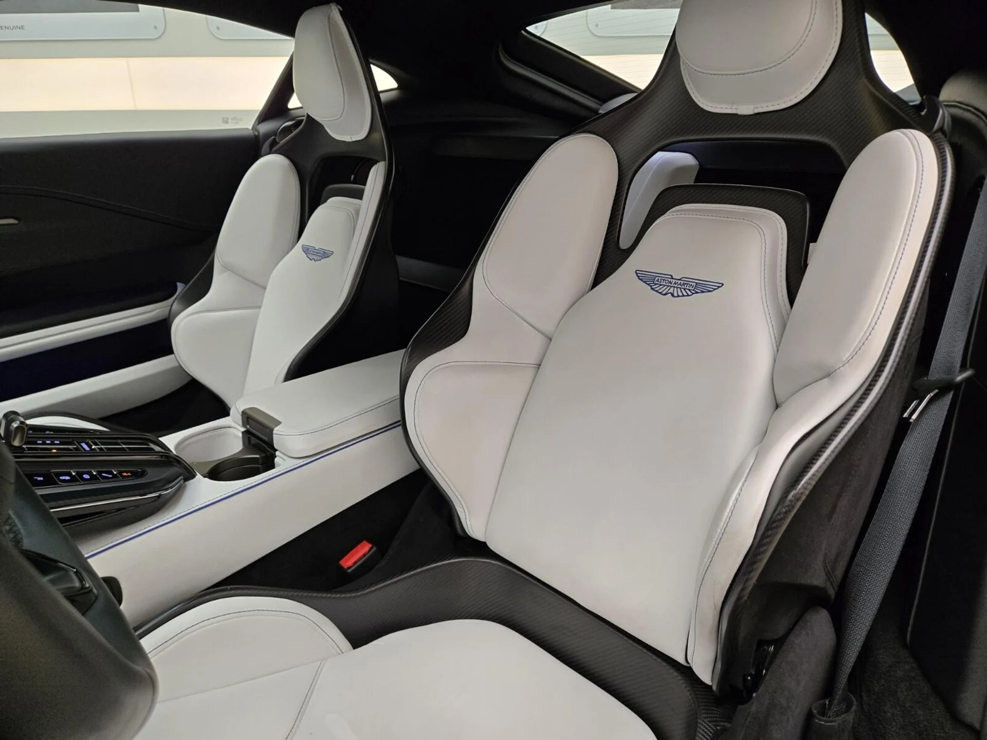 mph029_4053302993_Used_2025_Aston_Martin_Vantage_1770792742_63e1f62c39