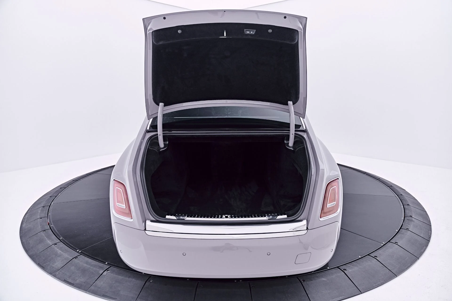 mph029_4055799917_Used_2024_Rolls_Royce_Phantom_Base_1782762870_4d0cc32e4c