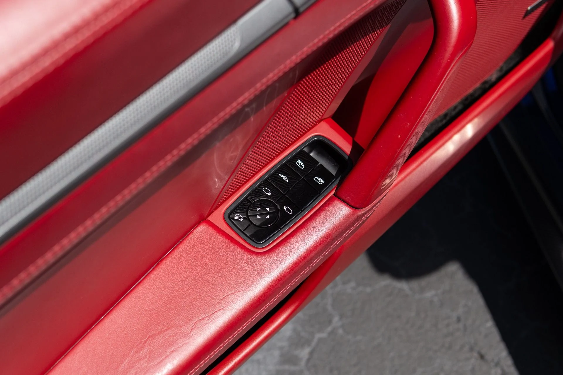 mph029_4077943299_Used_2021_Porsche_911_Carrera_1775497213_328c9d9eef