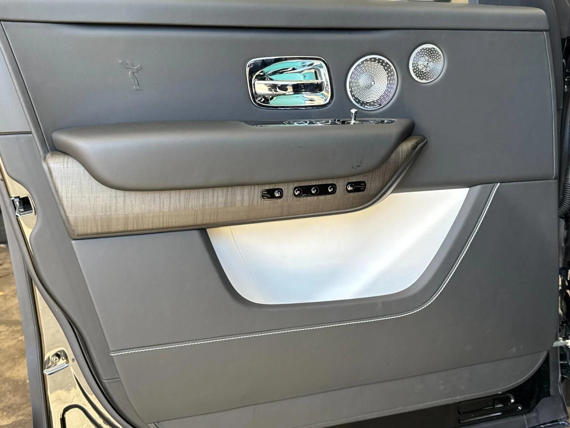 mph029_4114243251_New_2025_Rolls_Royce_Cullinan_Base_1756909360_c6e7ca912d
