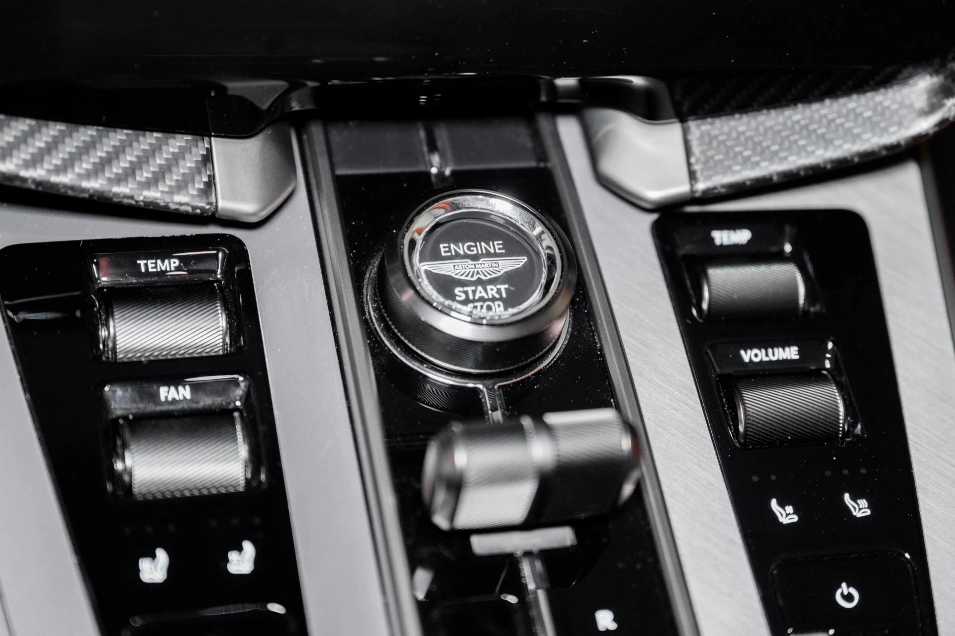 mph029_4120199407_Used_2025_Aston_Martin_Vanquish_1751746222_b0e776e405