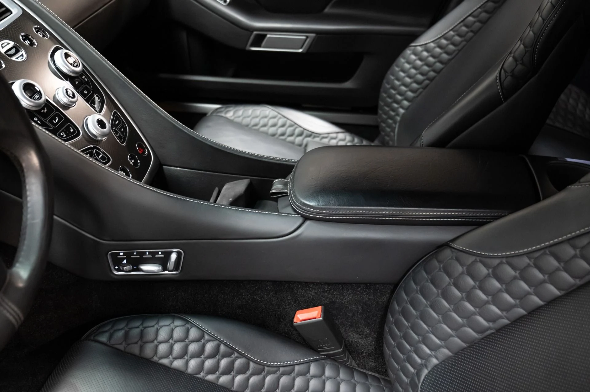 mph029_4132238813_Used_2014_Aston_Martin_Vanquish_V12_1729699077_8fc06100ea
