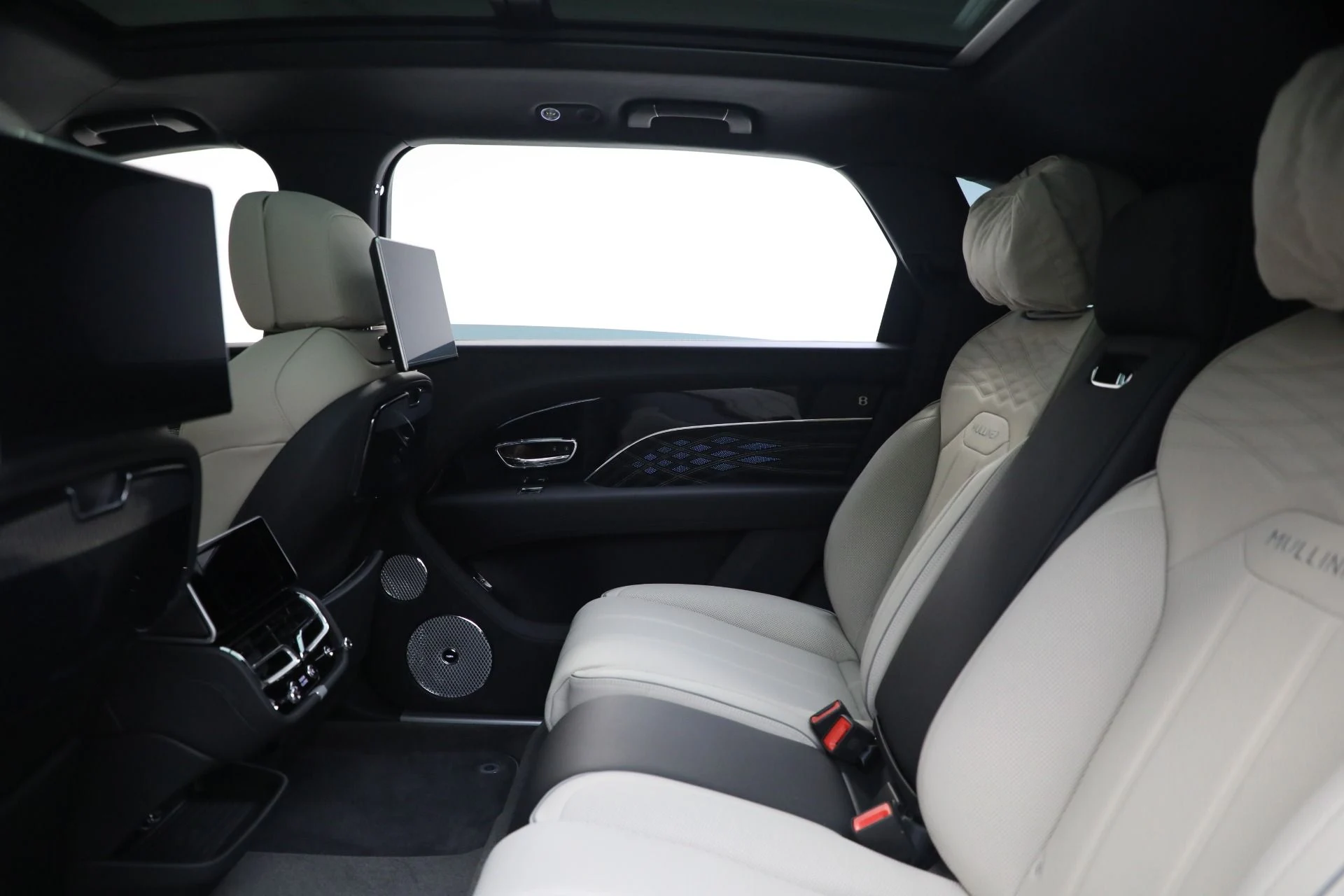 mph029_42055402_New_2025_Bentley_Bentayga_EWB_Mulliner_V8_473c674bab