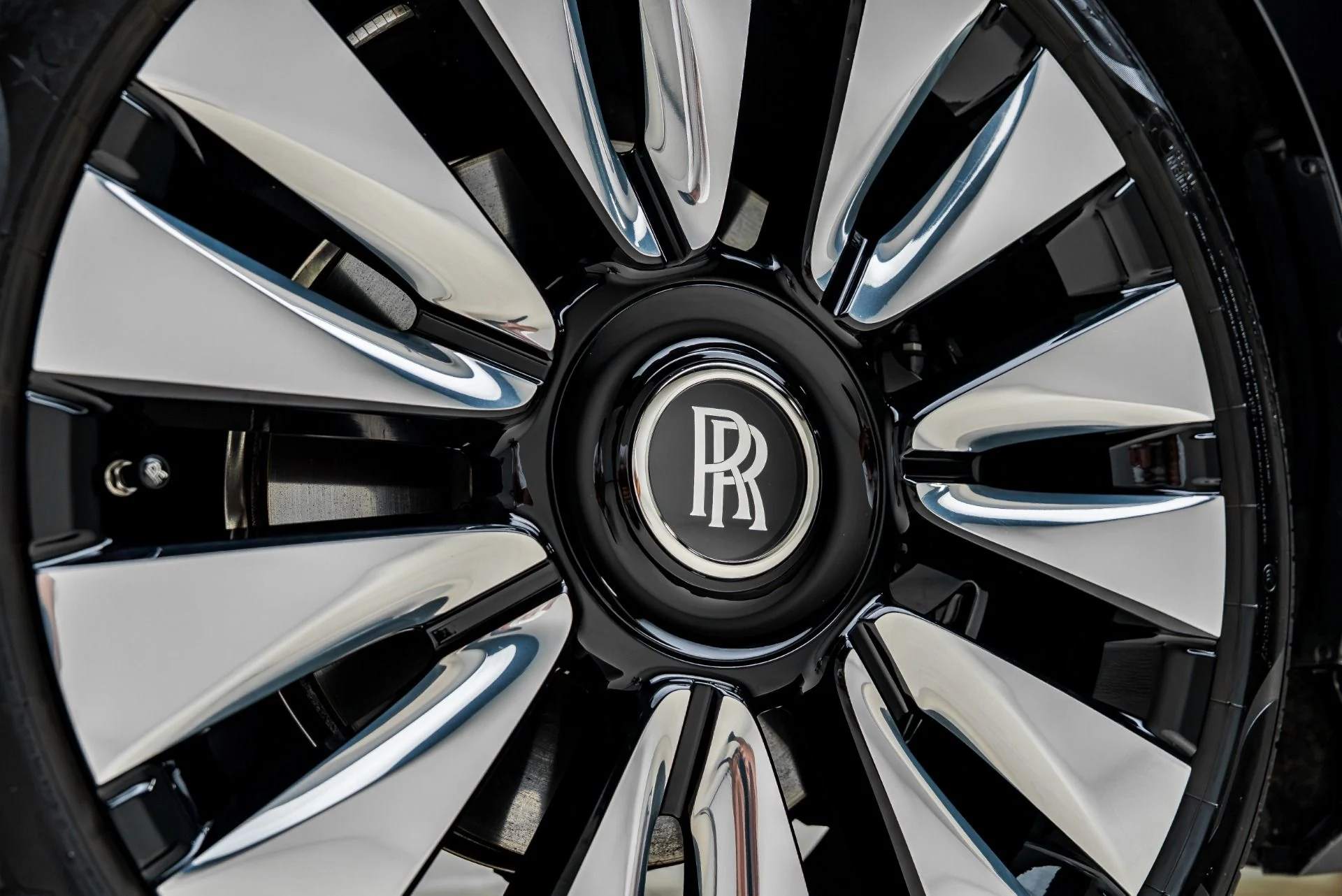 mph029_4249473851_Used_2024_Rolls_Royce_Spectre_1784269622_e3b61bb333