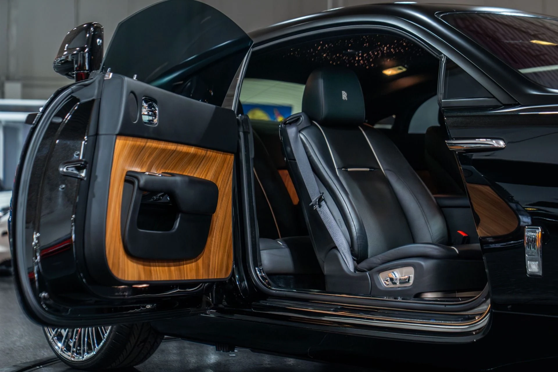 mph029_4258535731_Used_2014_Rolls_Royce_Wraith_360000_MSRP_Starlight_Headliner_24_Wheels_1765746273_32602acfc8