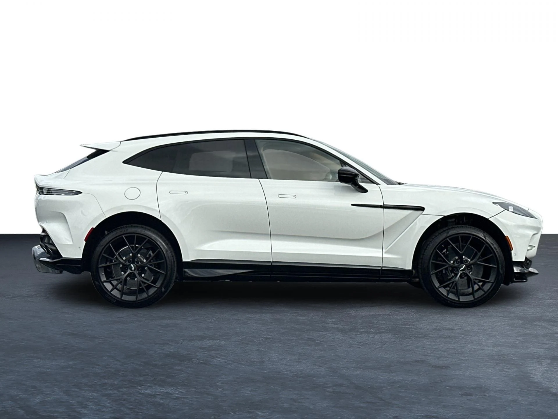 mph029_439225695_New_2025_Aston_Martin_DBX_707_1759500550_3669c72611