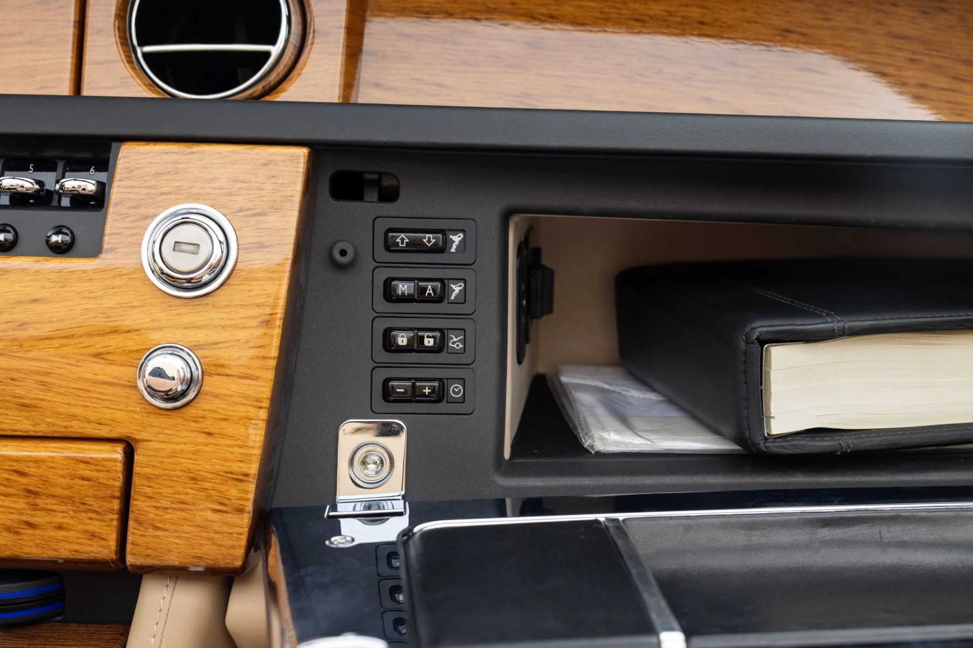 mph029_441450570_Used_2009_Rolls_Royce_Phantom_Drophead_Coupe_1775064165_04127cba54