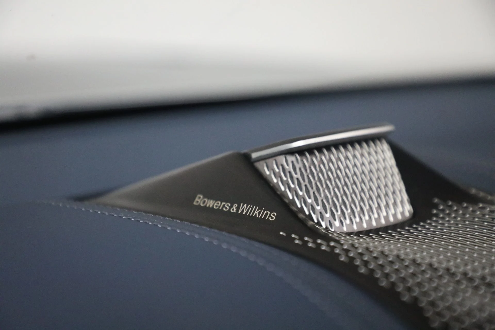 mph029_447464854_New_2025_Aston_Martin_DBX_707_1762018753_e6a5cee689