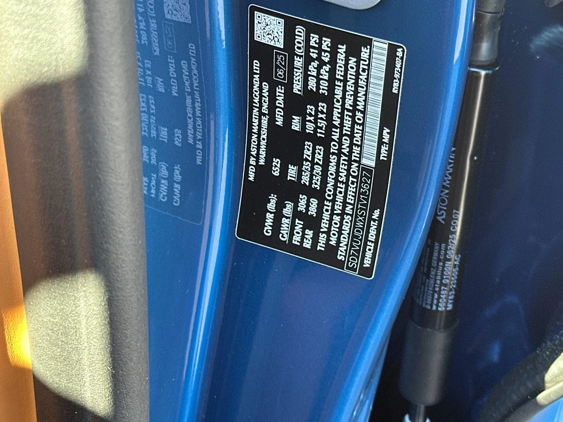 mph029_448572069_New_2025_Aston_Martin_DBX_707_1761314812_43a678e149