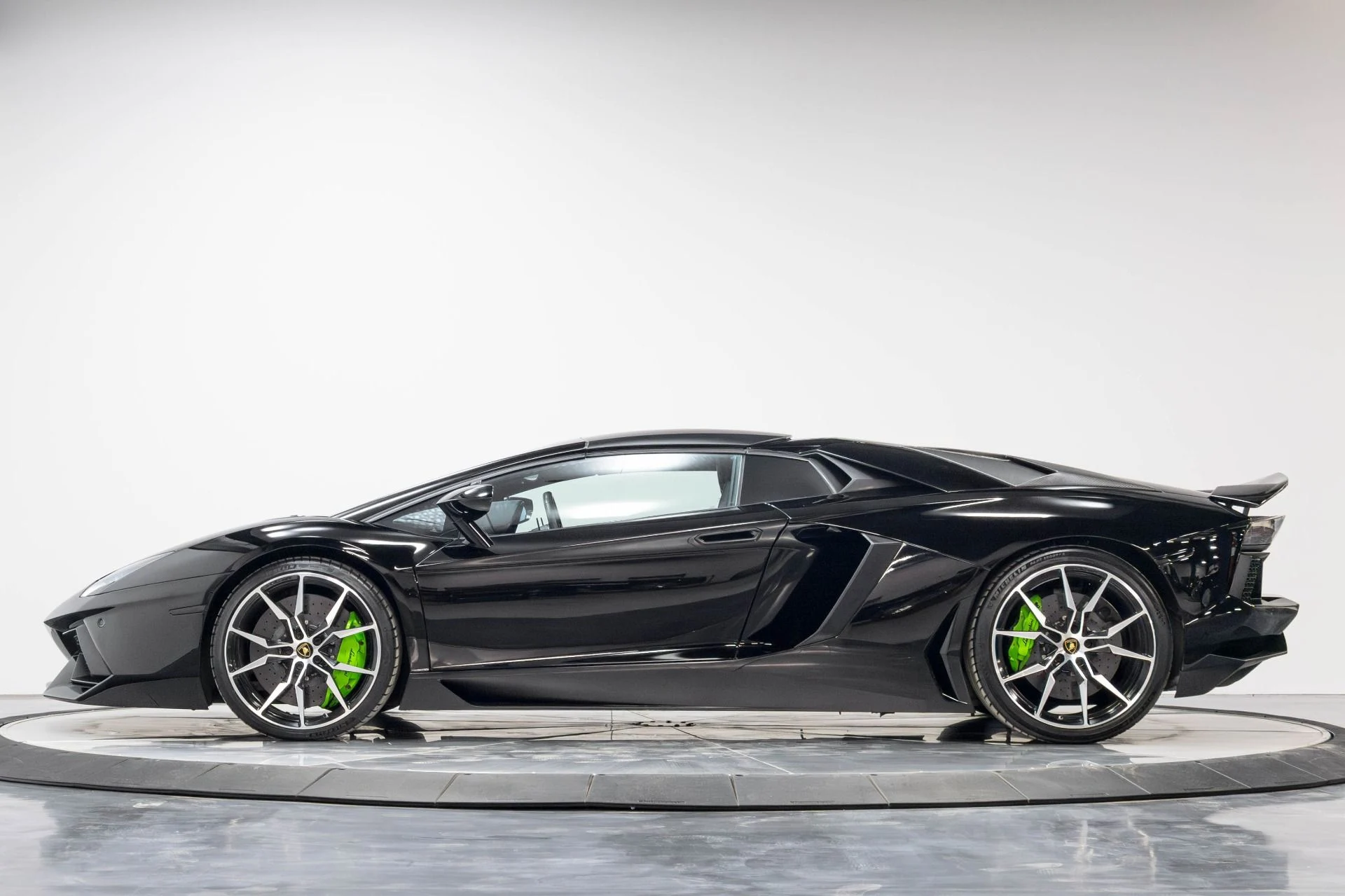 mph029_46163288_Used_2015_Lamborghini_Aventador_LP_700_4_1780593182_02a0bef7c6