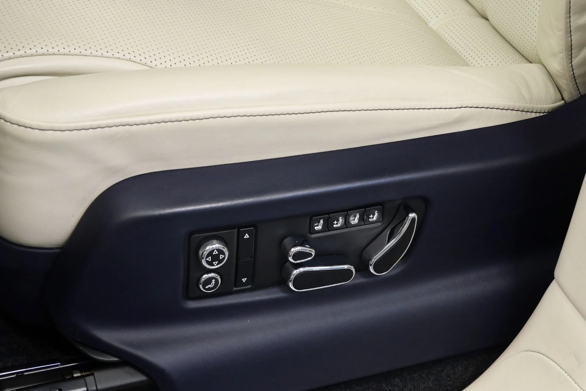 mph029_558609107_Used_2018_Bentley_Bentayga_Onyx_Edition_W12_Touring_Specification_Front_Seat_Comfort_Specification_1772647427_45a1eec17a