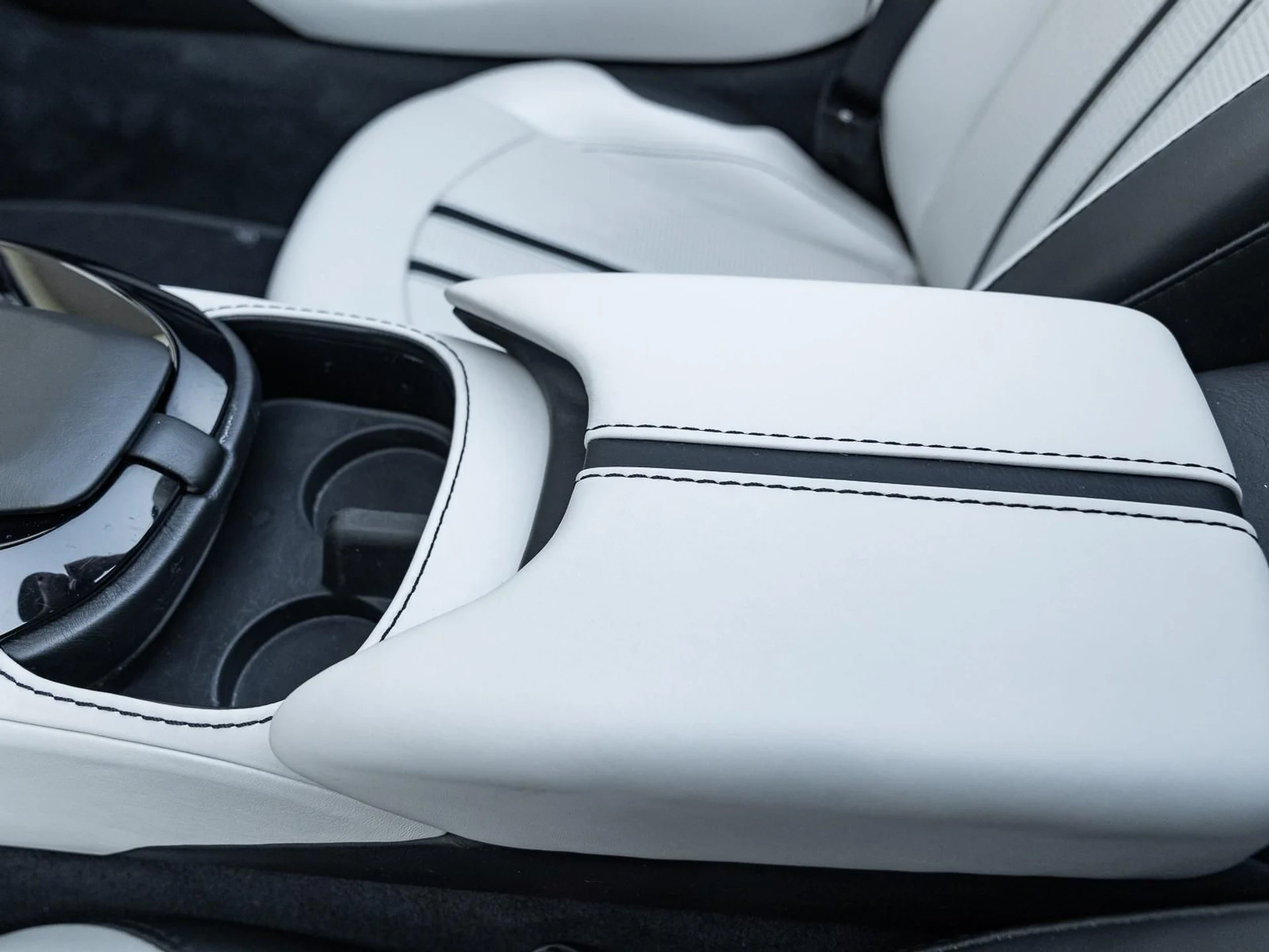 mph029_617803872_Used_2021_Aston_Martin_Vantage_Roadster_1767733773_50af87c93d