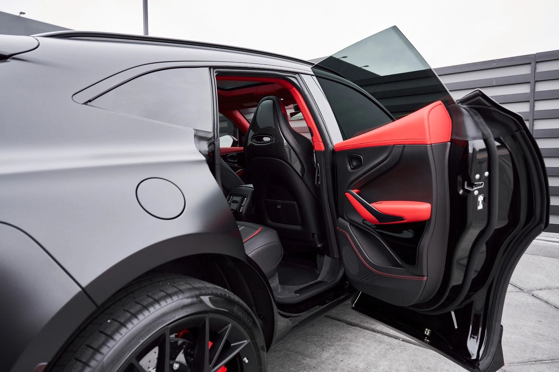 mph029_619962945_Used_2025_Aston_Martin_DBX_707_1766785323_2476c0fd3c