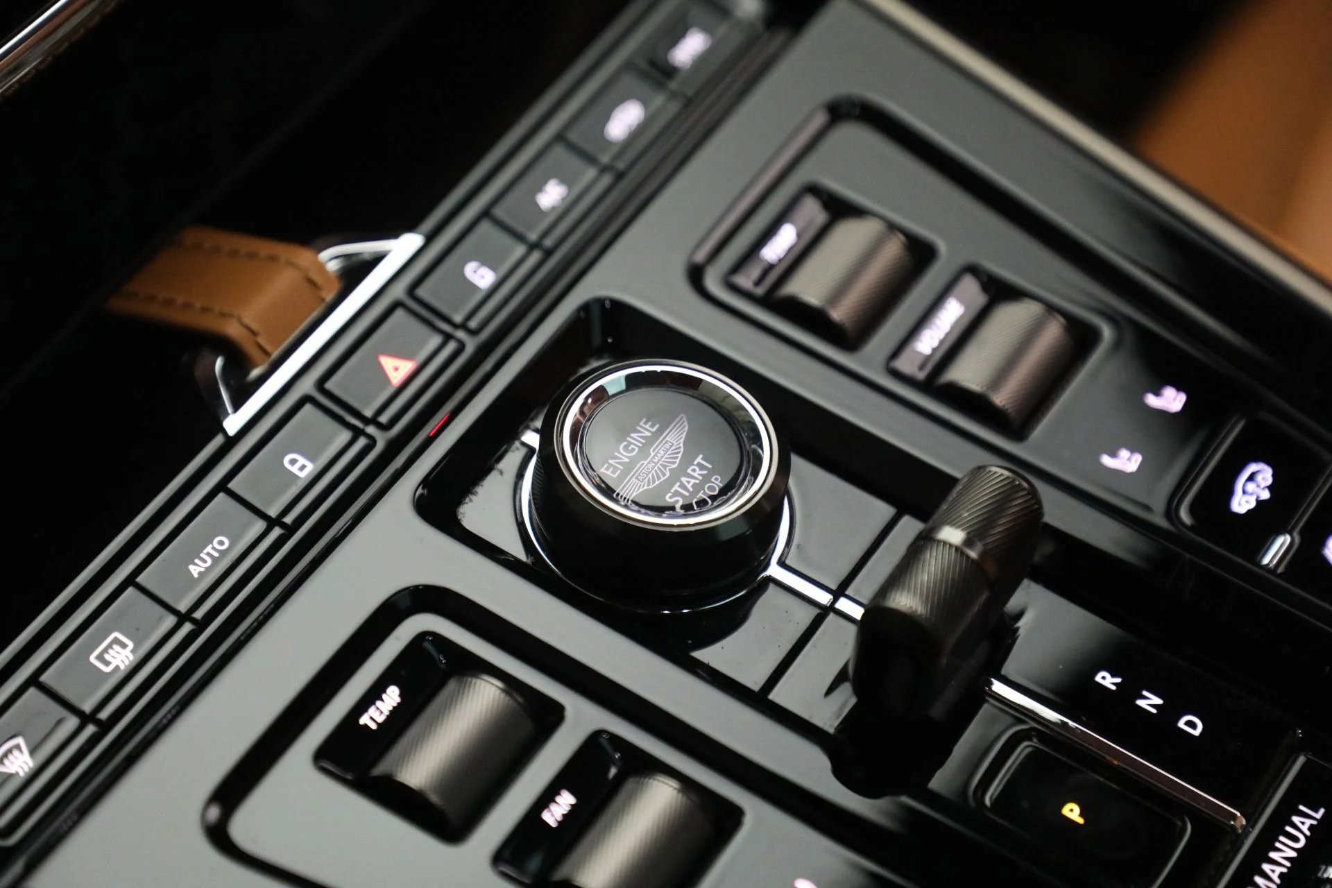 mph029_625073103_Used_2025_Aston_Martin_DBX_707_1777039966_29d33bd600