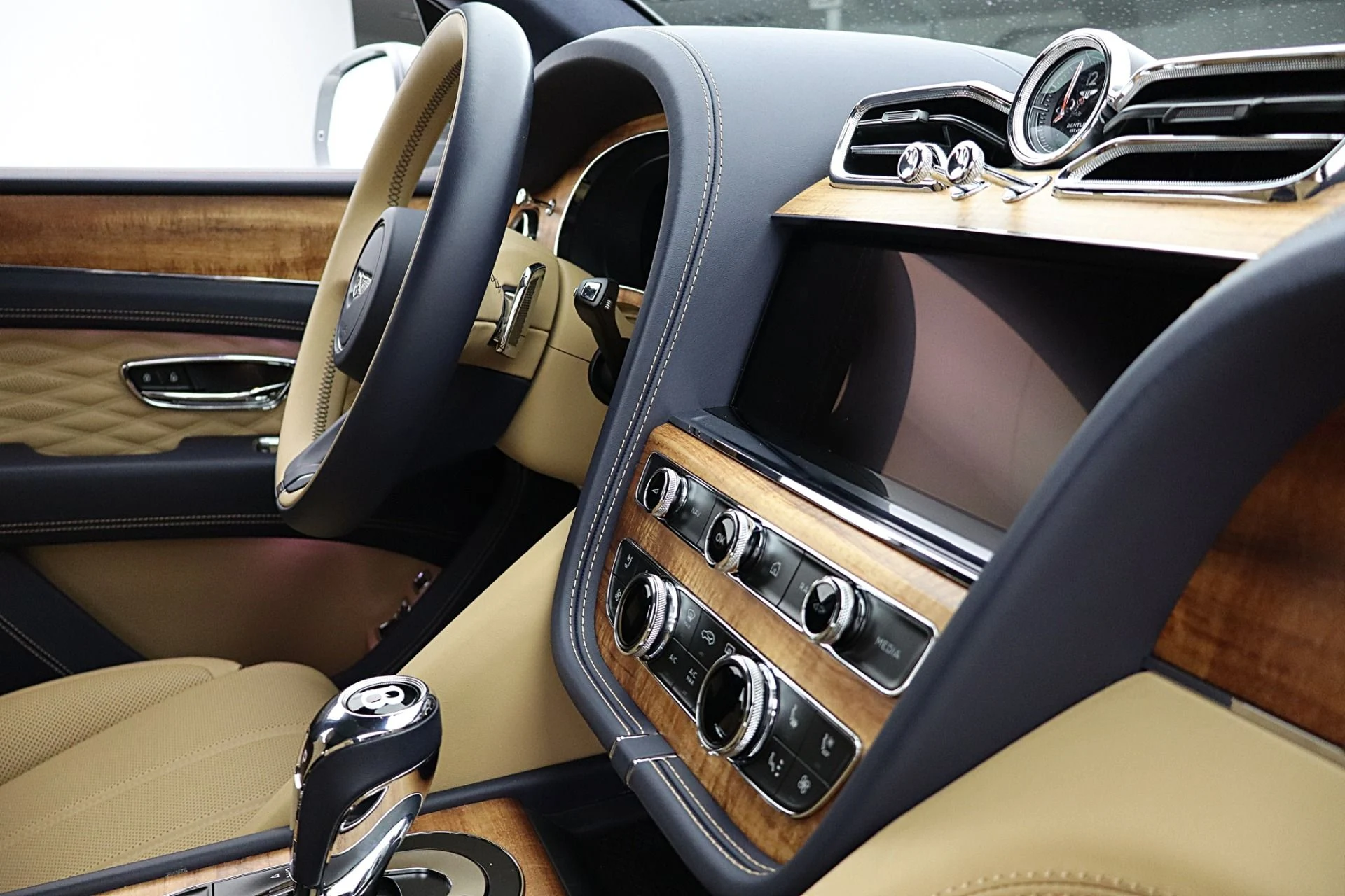 mph029_631108682_Used_2025_Bentley_Bentayga_Azure_V8_LEASE_OPTIONS_AVAILABLE_33564b2f46