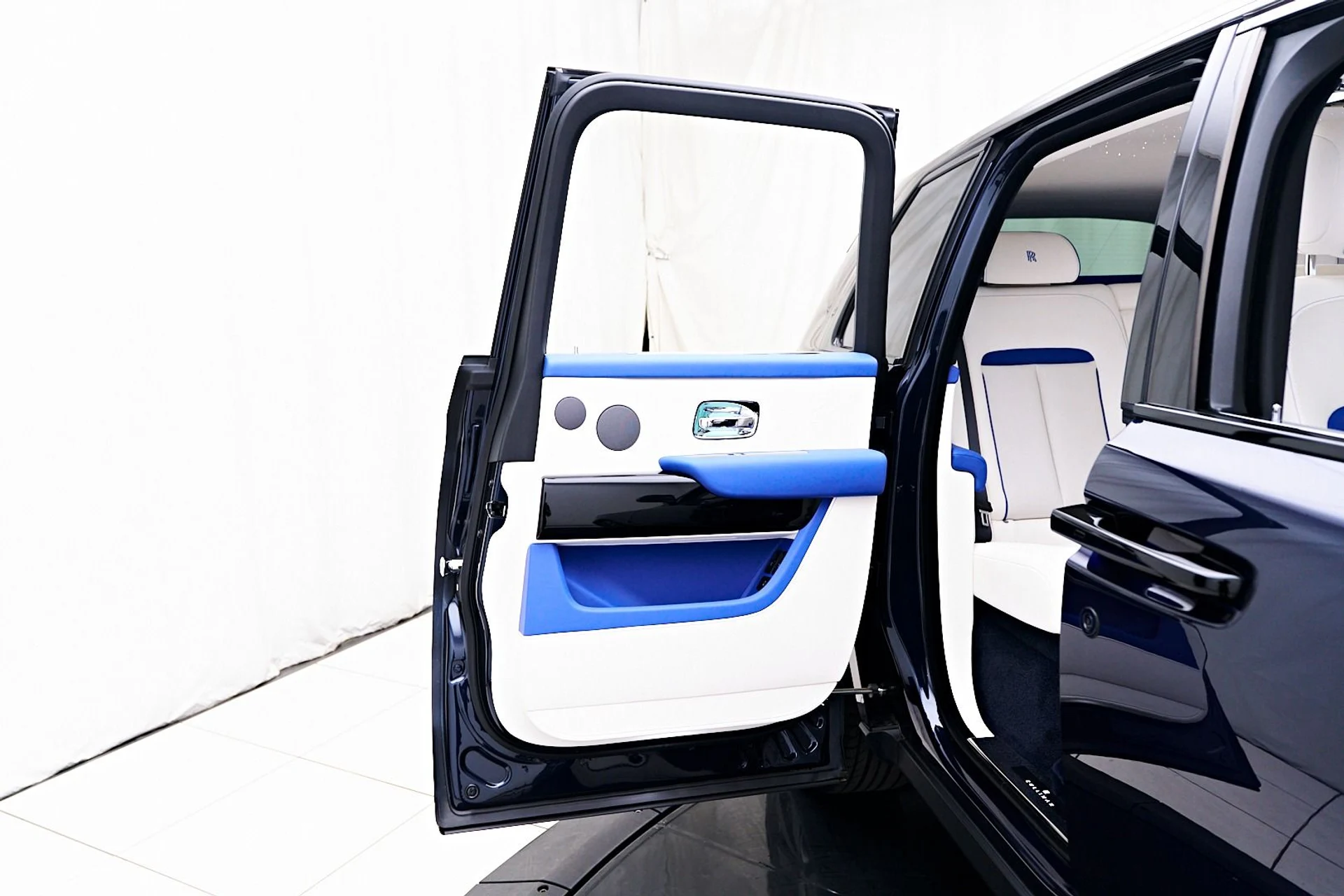 mph029_640343094_Used_2023_Rolls_Royce_Cullinan_Base_1745954360_3d7055f80e