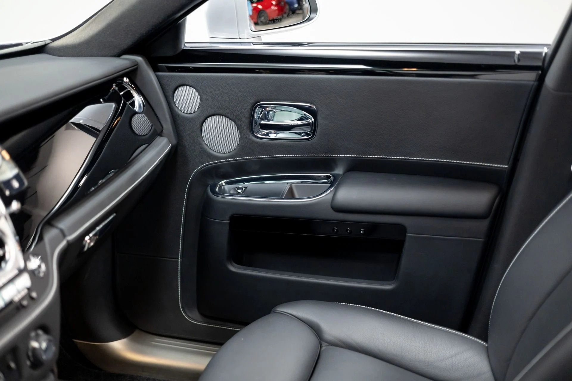mph029_667758475_Used_2015_Rolls_Royce_Ghost_1760219601_55e2464465