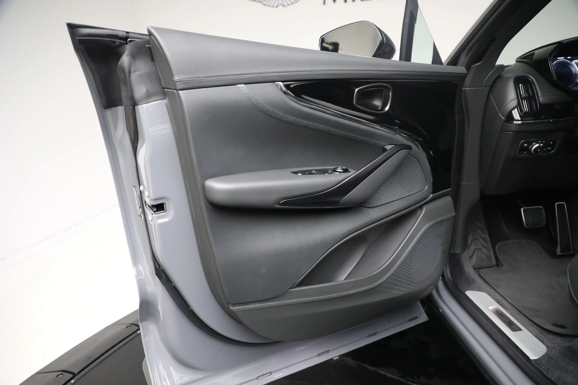 mph029_671415351_New_2025_Aston_Martin_DBX_707_1762018439_c90a19767b