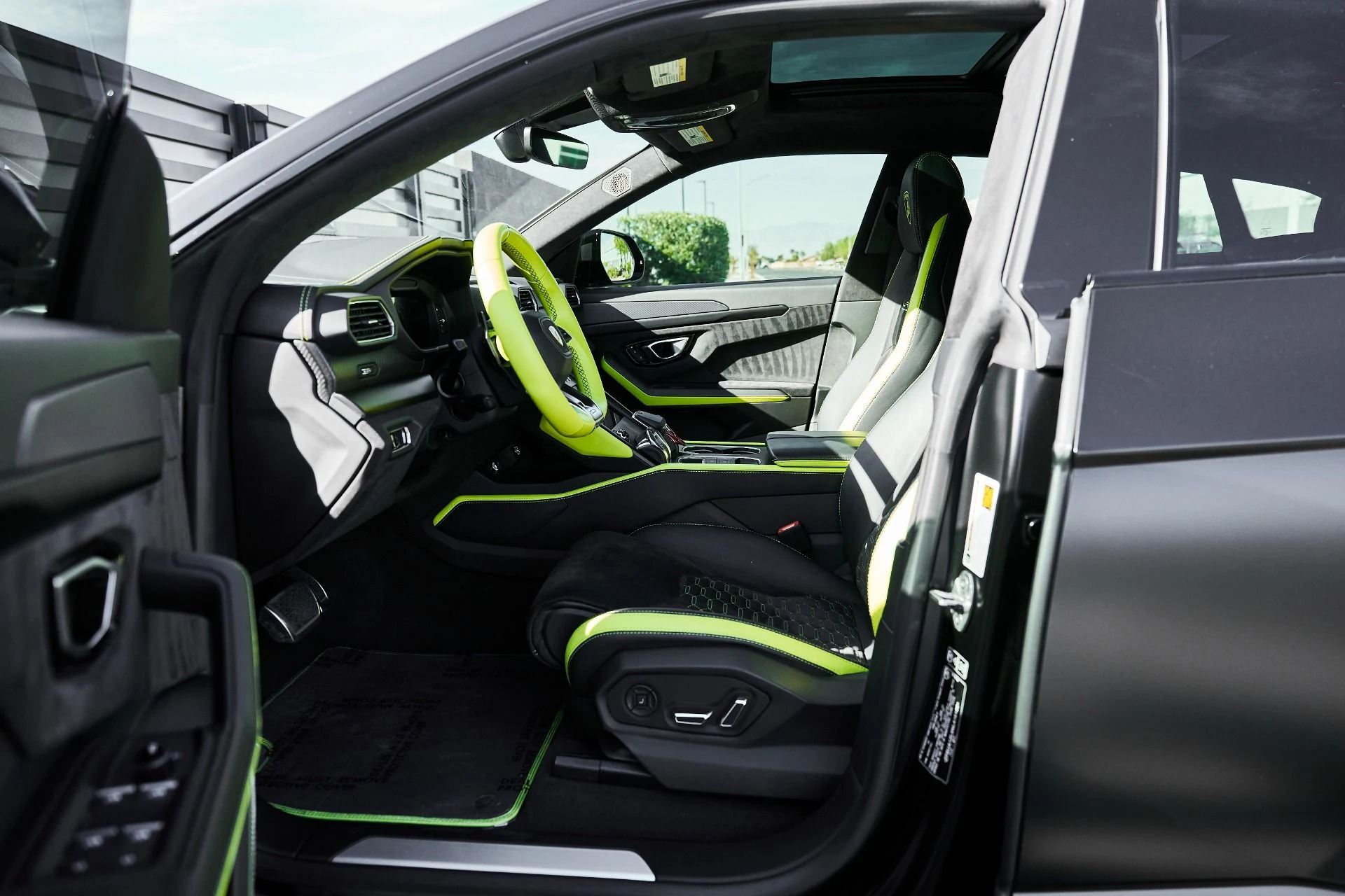 mph029_676121596_Used_2022_Lamborghini_Urus_1774548592_1ab50ea362