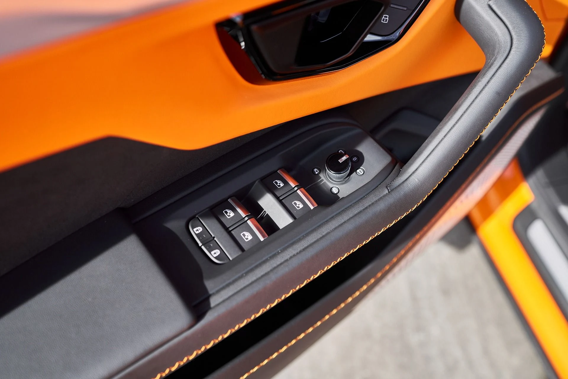 mph029_680189819_Used_2025_Lamborghini_Urus_SE_1763677017_798e67c86f