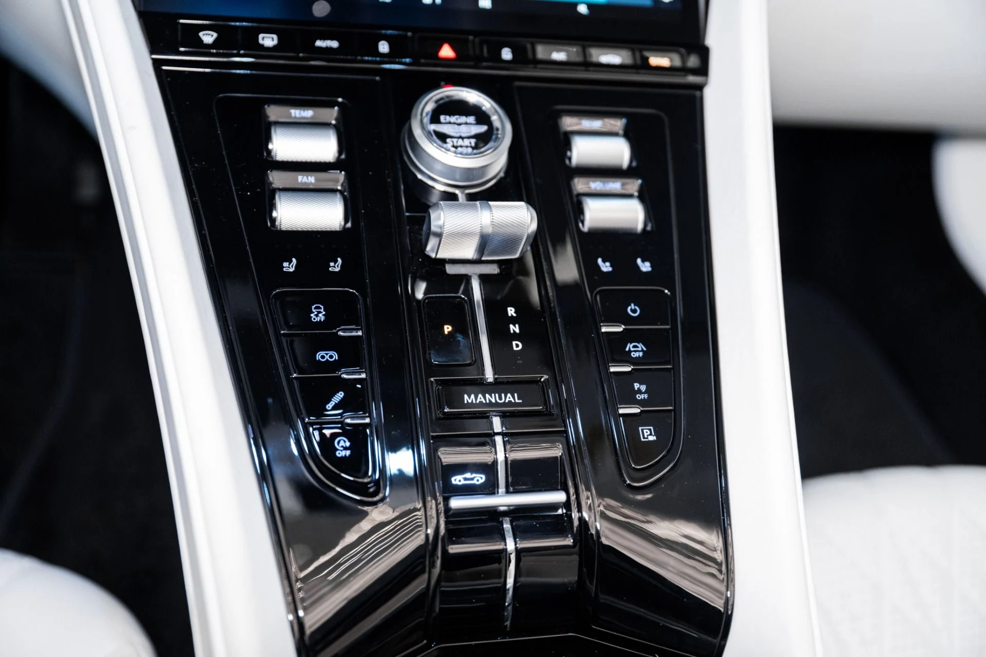 mph029_694182644_New_2025_Aston_Martin_DB_12_Volante_1741214270_6e25a01cea